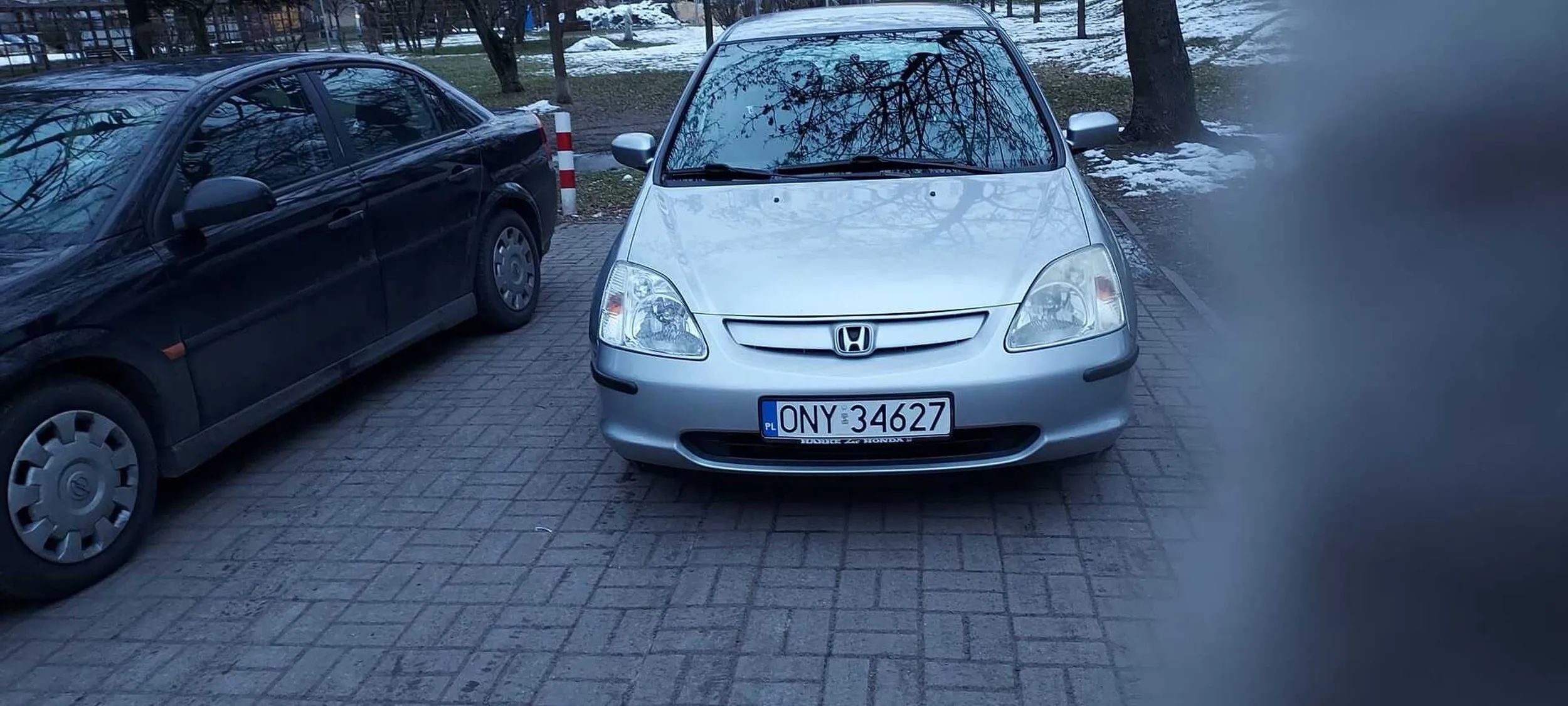 Nysa przejście przy szpitalu, samochód zaparkowany na chodniku.