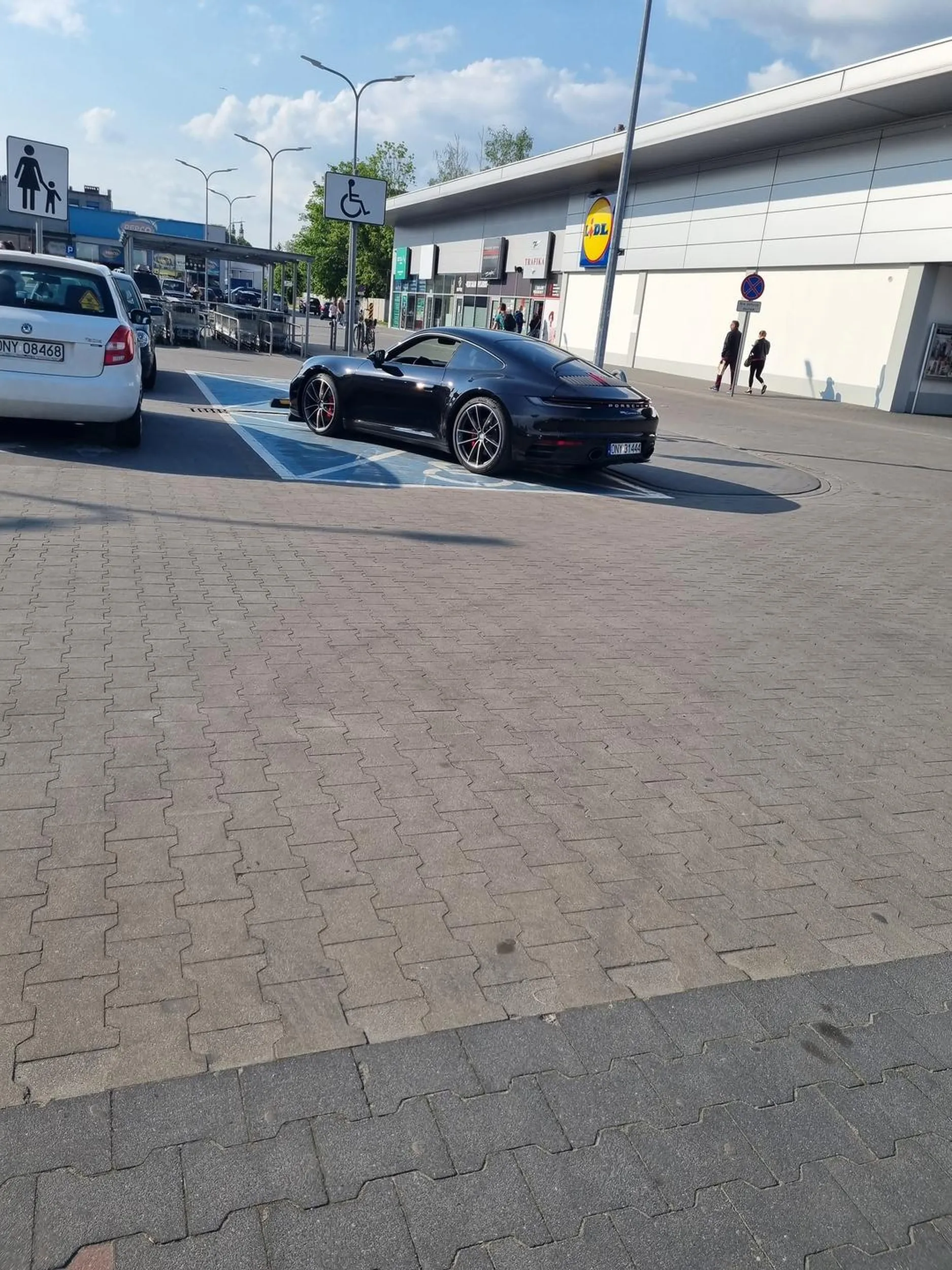 Cwaniak w porsche, niepełnosprawny umysłowo.