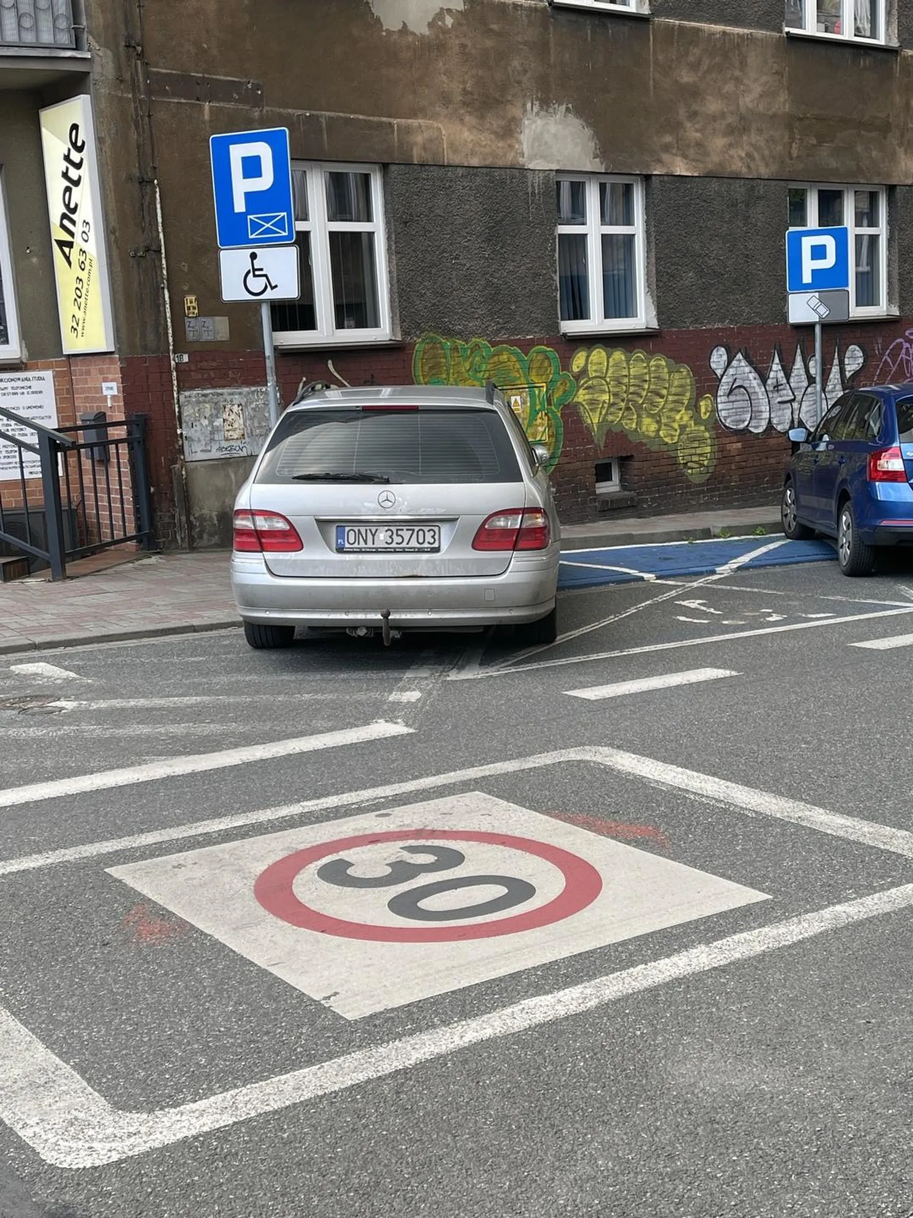 Jeszcze raz nielegalnie stań to na policji lądujesz.