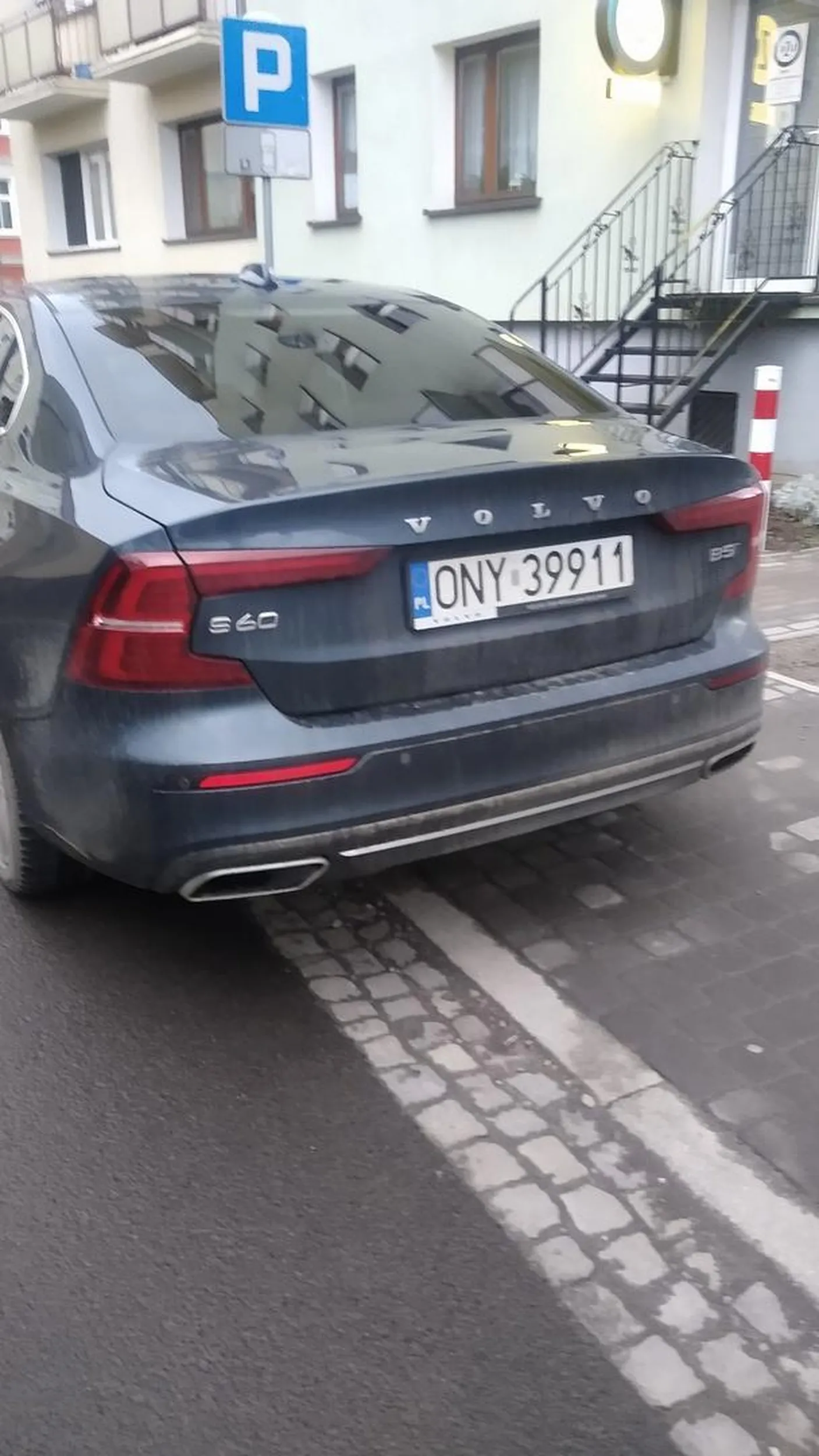 Kolejna święta krowa zablokowała dojazd do garaży na 22 stycznie w nysie musialem jechać od jagiellońskiej zeby nie blokować bardziej ruchu. Stałem dobre z pół godziny i nikt sie nie zjawił może jak ci dojeią konkretny mandat to sie opamientasz