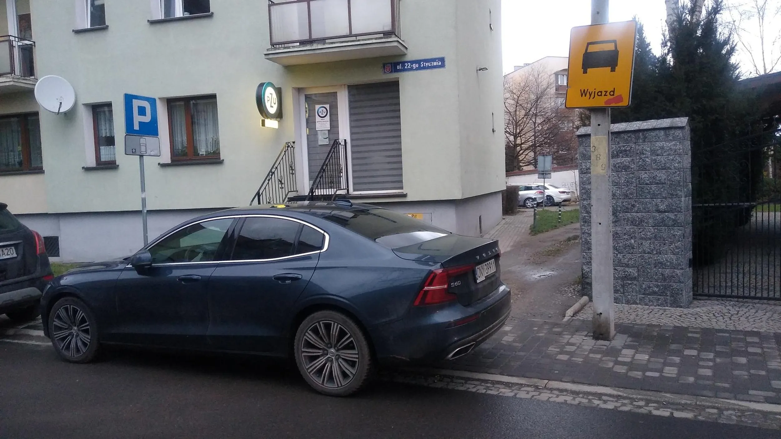 Kolejna święta krowa zablokowała dojazd do garaży na 22 stycznie w nysie musialem jechać od jagiellońskiej zeby nie blokować bardziej ruchu. Stałem dobre z pół godziny i nikt sie nie zjawił może jak ci dojeią konkretny mandat to sie opamientasz