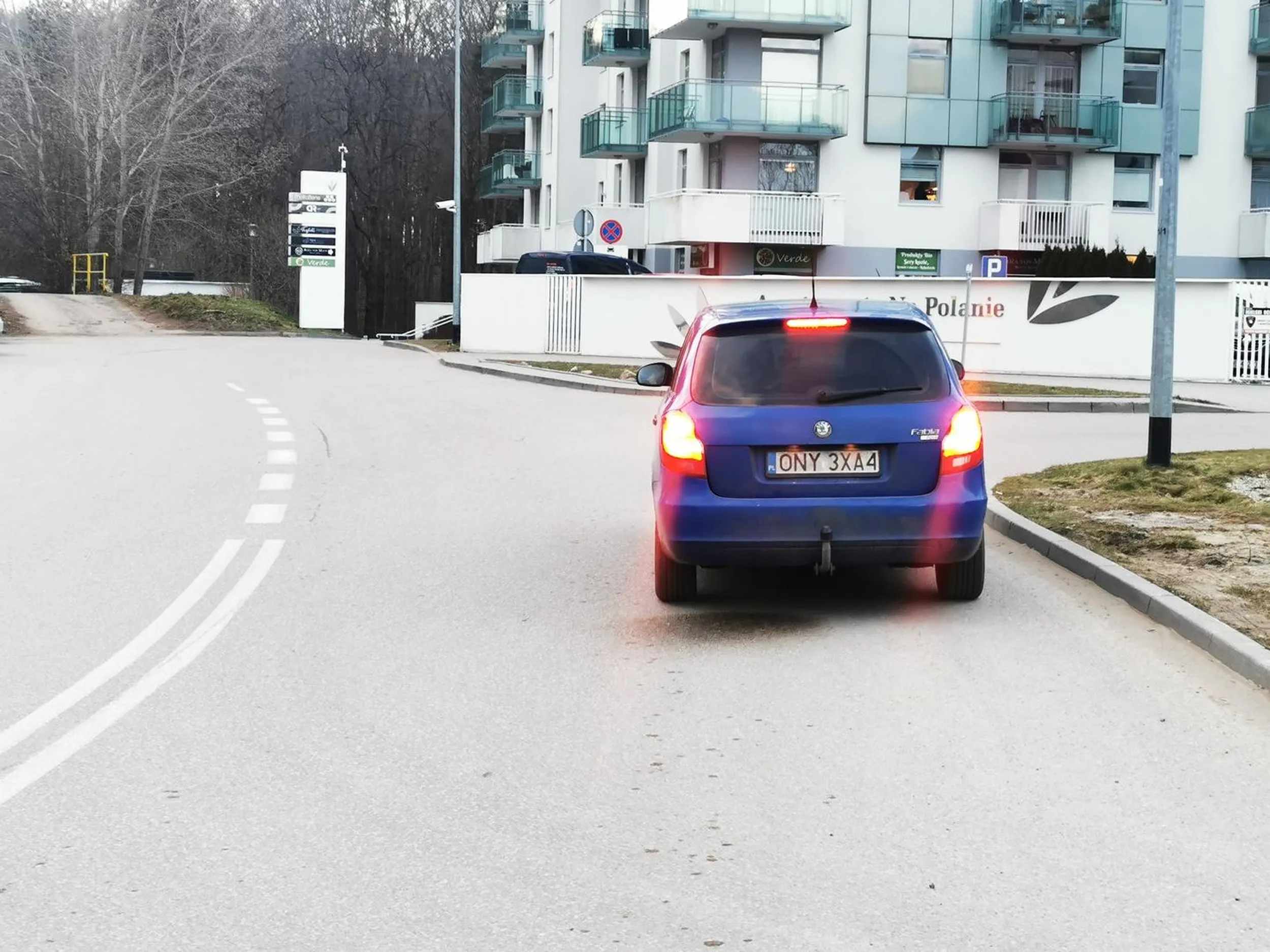 lubi stawać na podwojnej ciągłej