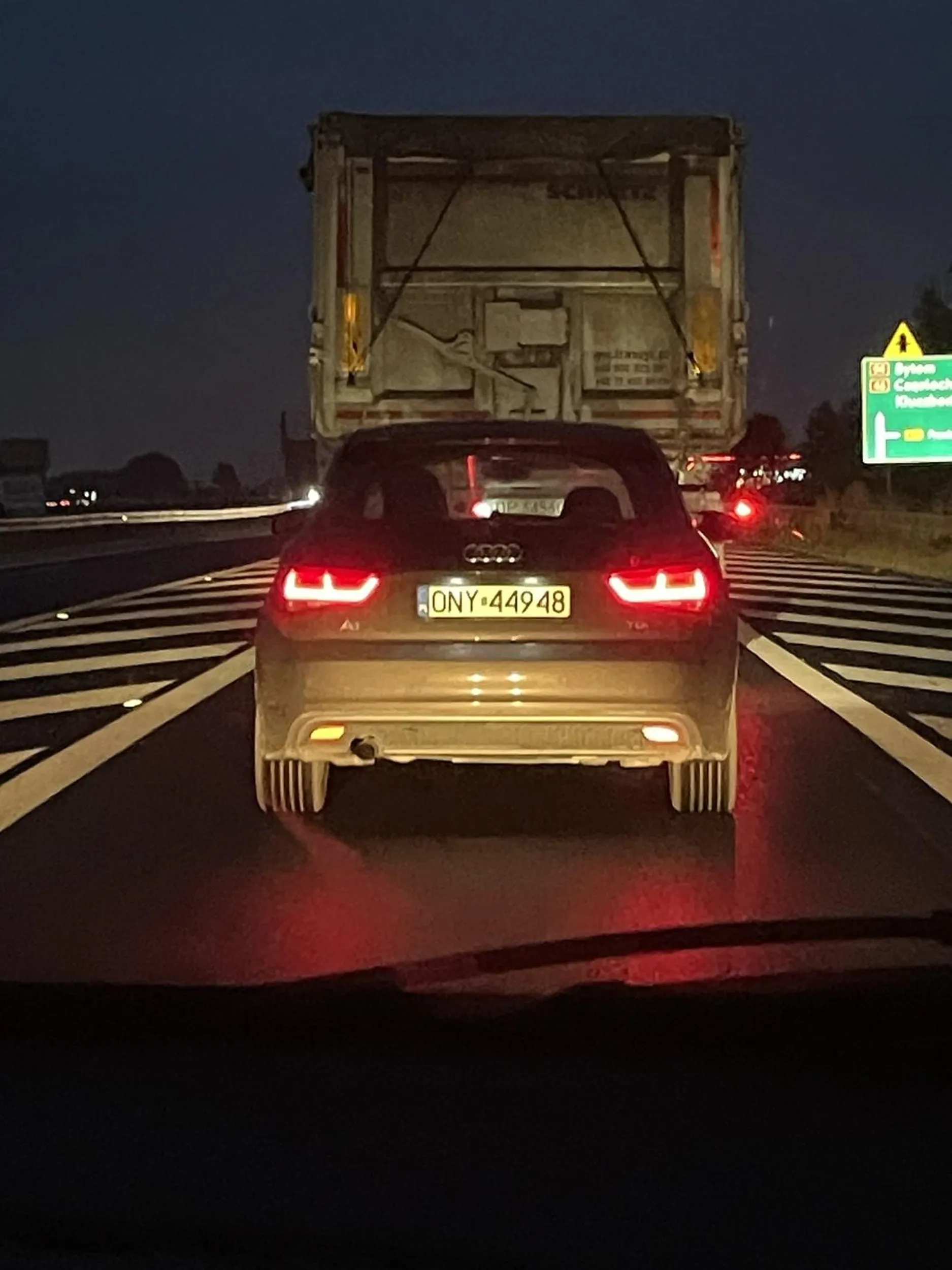 Kretyn wpieprza się na chama z jednego pasa na drugi i nie zwraca uwagi na znaki i linie na drodze