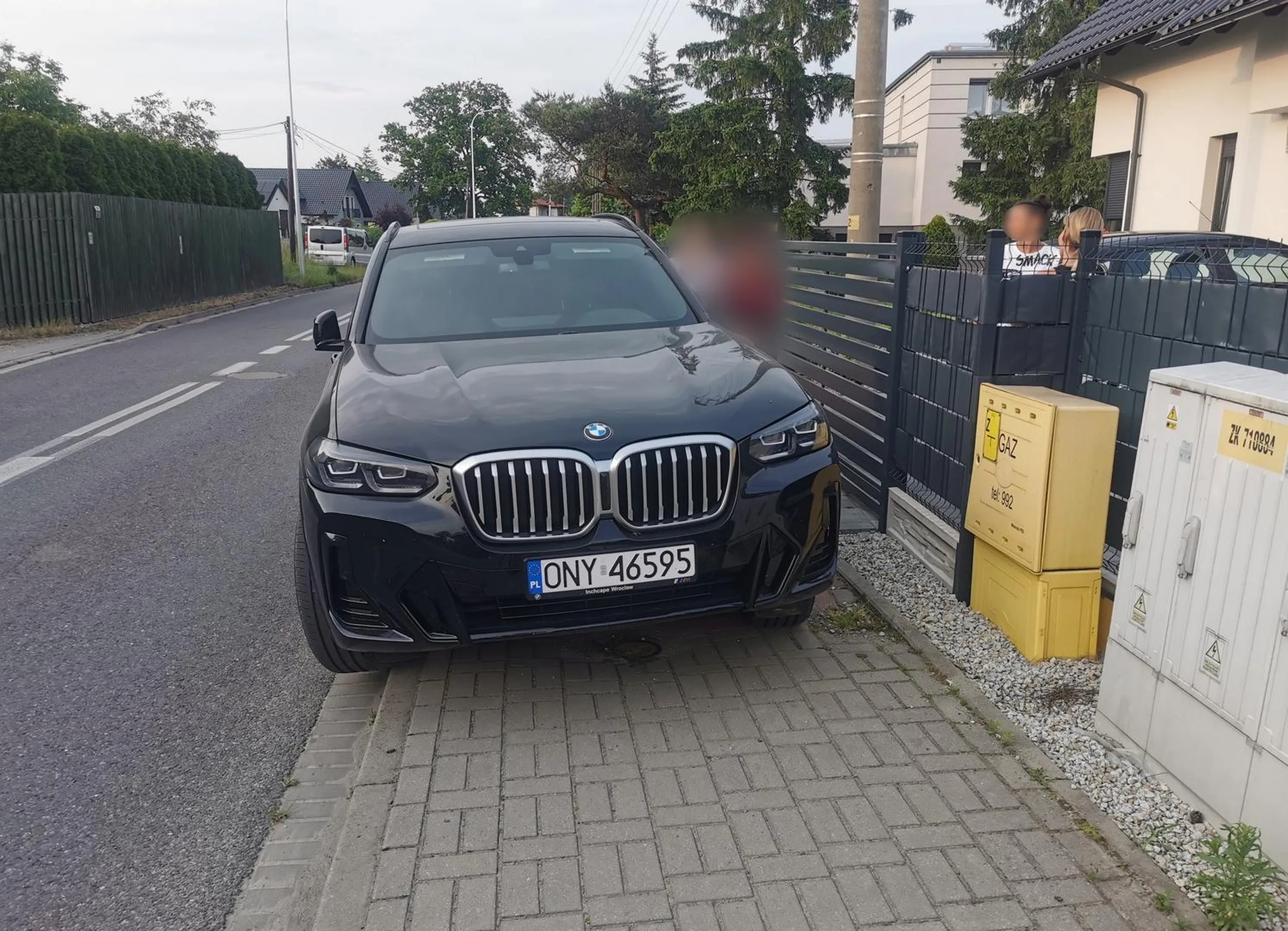 Mam nowe BMW więc stanę na całym chodniku i co mi zrobisz biedaku.