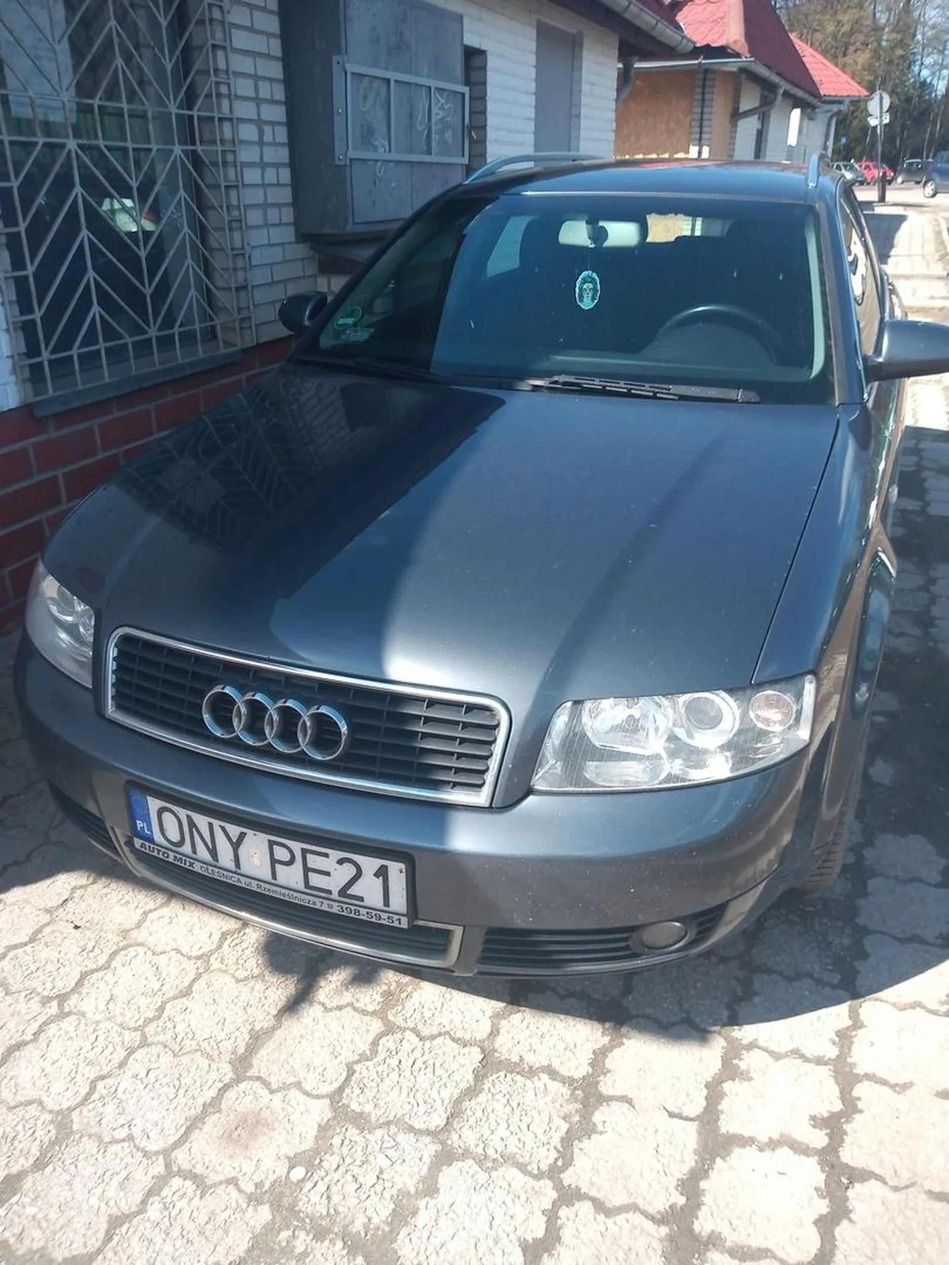 to jest bądź co bądź chodnik, posiadanie lub dzierżawa lokalu w pobliżu nie równa się posiadaniem własności do gruntu. Parking jest metr dalej, ale jaśnie pan musi na chodniku, bo ma pół metra bliżej.