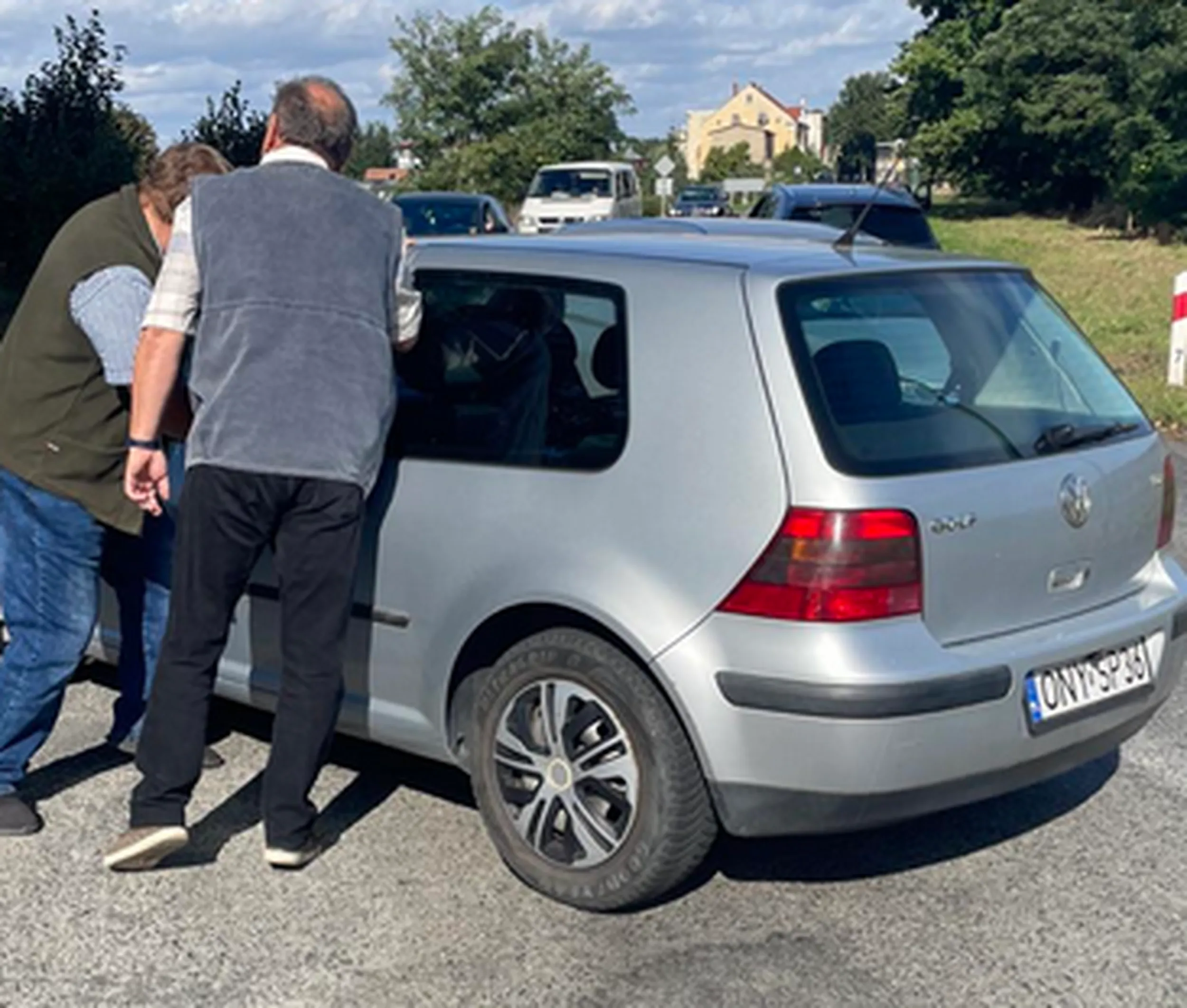 Dnia 1 października 2023 roku kierowca pojazdu o podanych numerach rejestracyjnych zablokował skrzyżowanie w Kamieńcu Ząbkowickim, niezdolny do jego opuszczenia. Ten niebezpieczny incydent wzbudził uwagę innych kierowców. Szybko okazało się, że za kierownicą siedzi chłop w stanie nietrzeźwości [czyt. pijany jak bela]. Mężczyzna był agresywny, czerwony, nie umiał zapanować nad własnym ciałem. Pozostali uczestnicy ruchu drogowego obezwładnili go, na miejsce zdarzenia przyjechała policja. Stan upojenia przypominał "zgon alkoholowy".