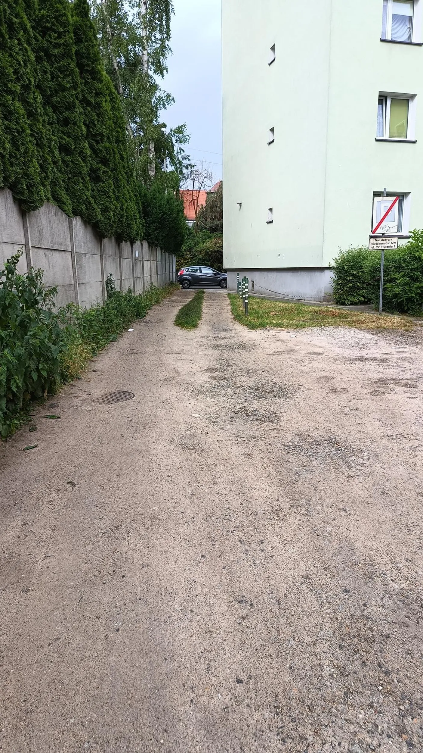 Stara torba przerysowała innemu kierowcy samochód poczym postawiła swój na wjeździe w podwórko. Pani nie chciała się usunąć stwierdziła że pójdzie sobie na pocztę więc musiałem jechać 2km na około na drugi wjazd aby nie blokować ruchu. Przy próbie dogadania się bez wzywania policji wsiadła w auto i uciekła z krzykiem i pretensjami z miejsca kolizji.