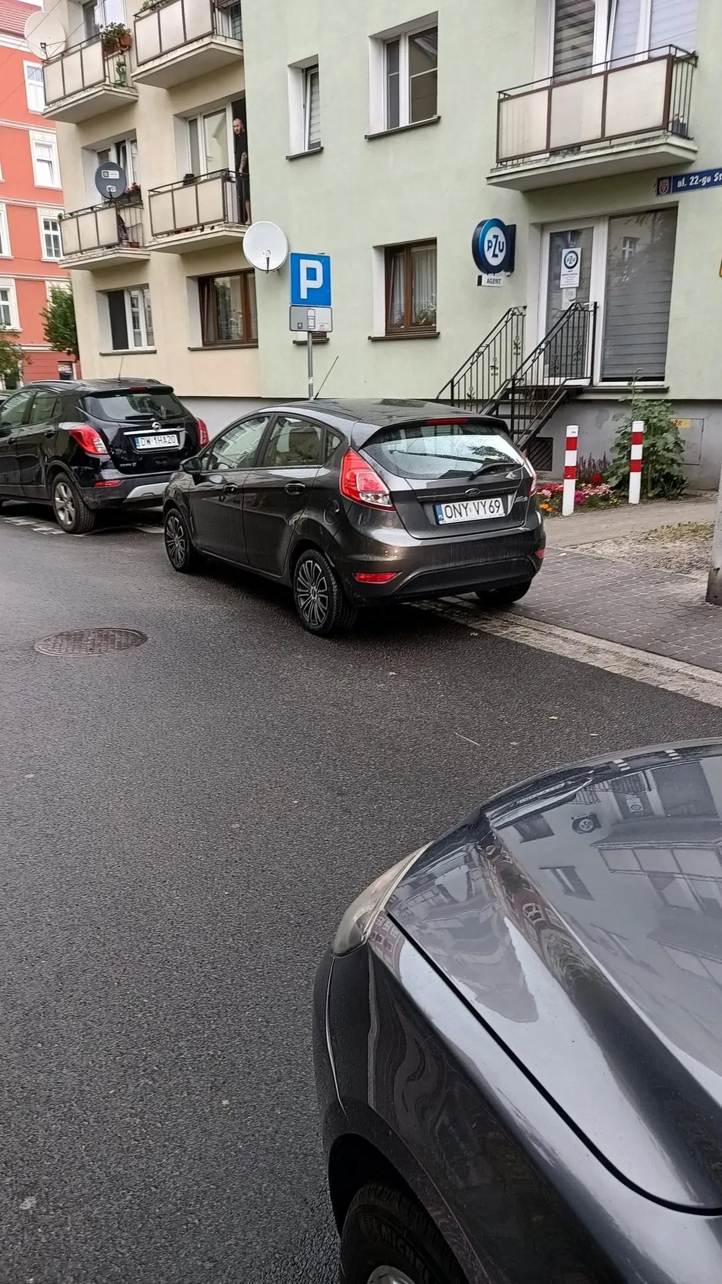 Stara torba przerysowała innemu kierowcy samochód poczym postawiła swój na wjeździe w podwórko. Pani nie chciała się usunąć stwierdziła że pójdzie sobie na pocztę więc musiałem jechać 2km na około na drugi wjazd aby nie blokować ruchu. Przy próbie dogadania się bez wzywania policji wsiadła w auto i uciekła z krzykiem i pretensjami z miejsca kolizji.