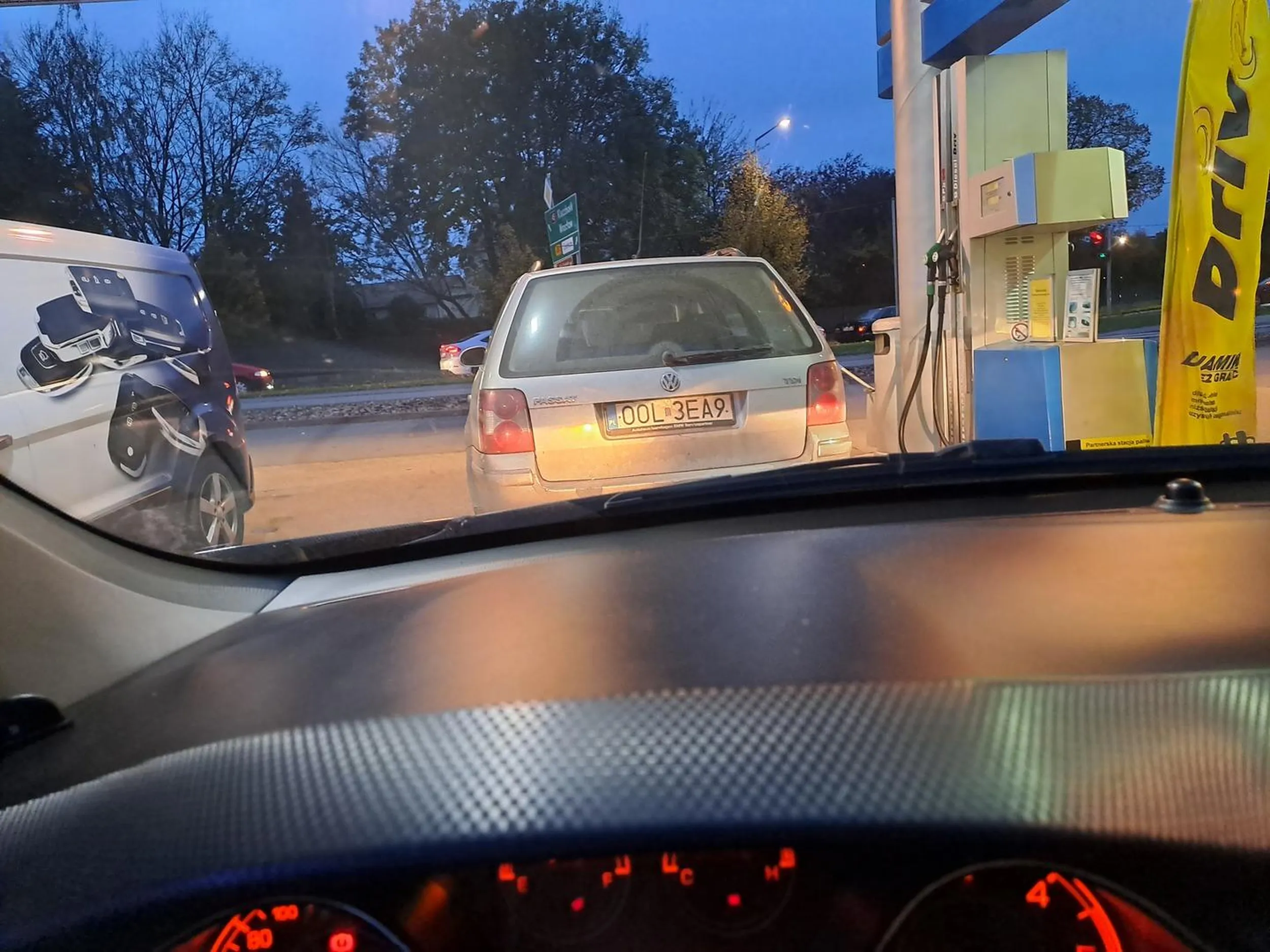 Nie pozdrawism, zajeżdża drogę bez kierunkowskazu na zjazd na cpn i wymusza gwałtowne hamowanie. Żeby Ci te twoje lejce kiedyś zabrali.