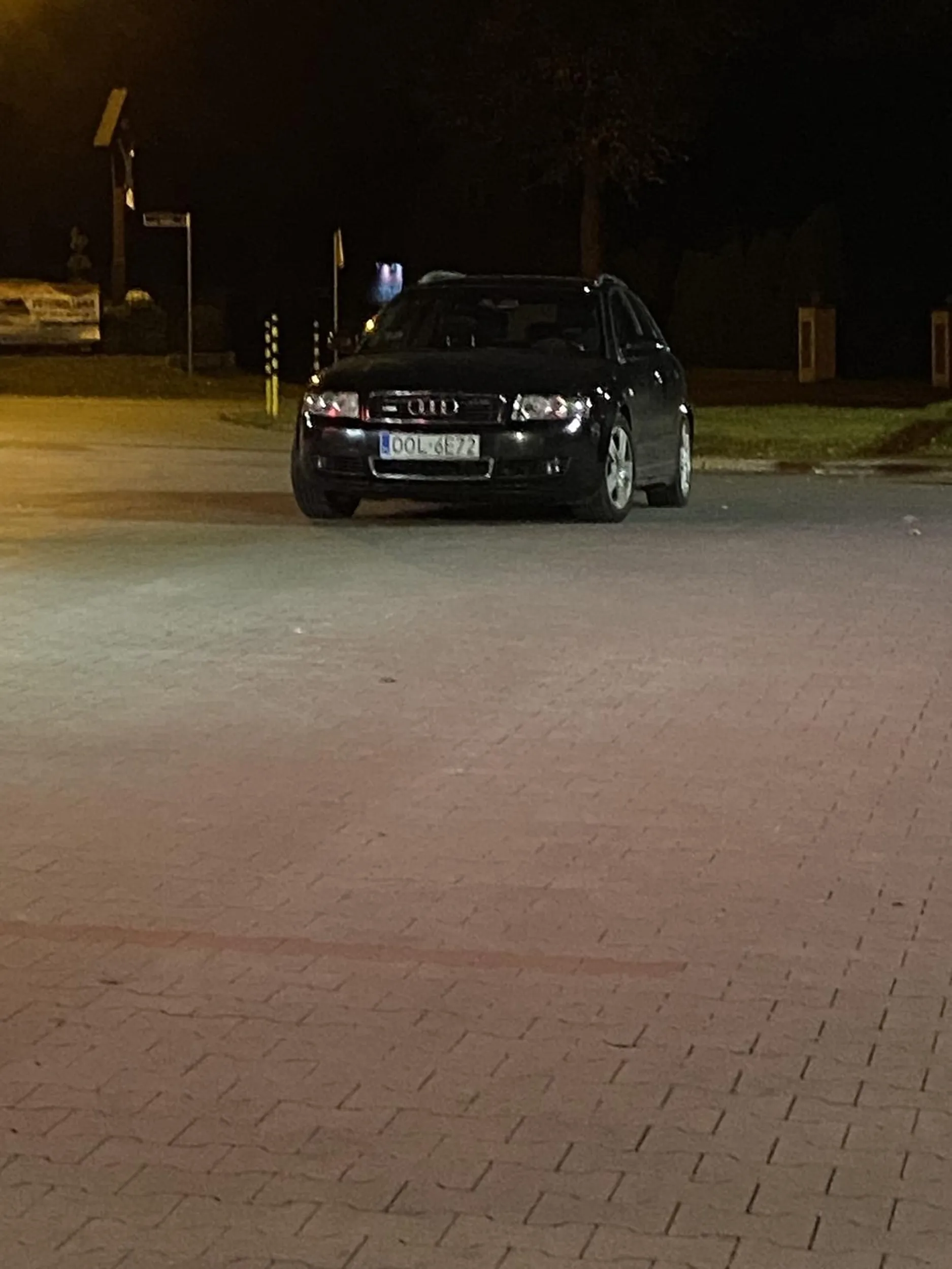 parkuje na środku wyjazdu z parkingu, tamowanie ruchu wyjazdu z parkingu nikt nie mogl ani wyjechać ani wjechać