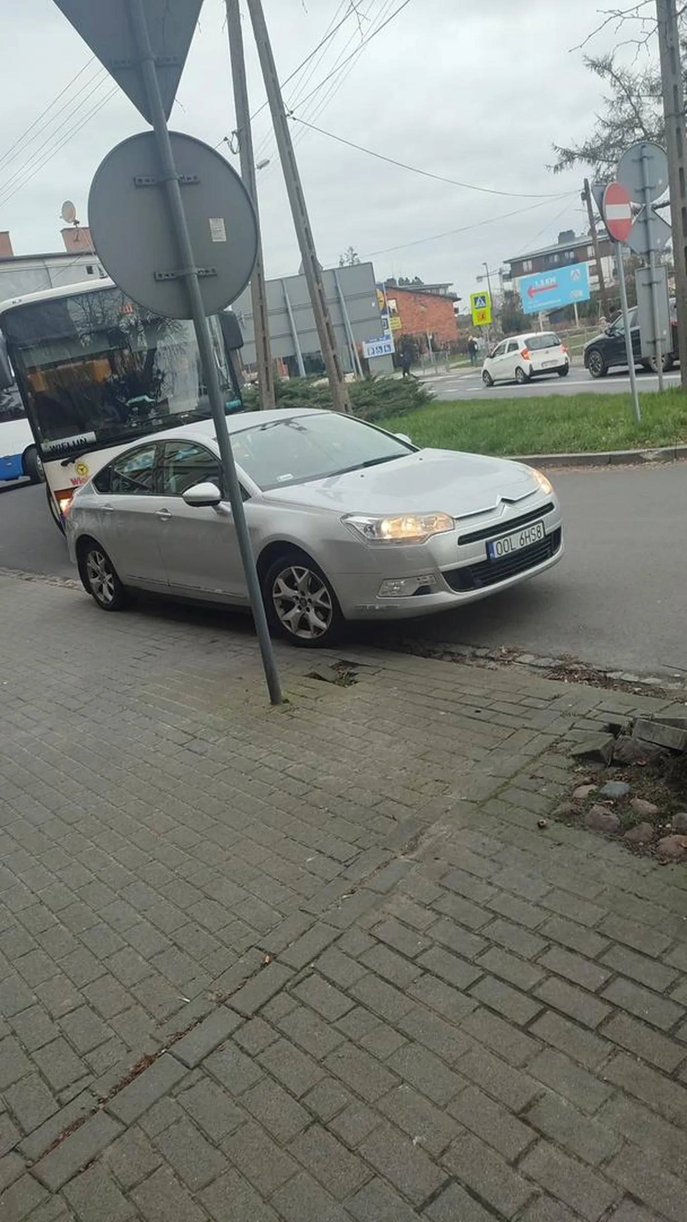 Moglas sie jeszcze na skrzyżowaniu zatrzymac na zakazie głupia babo a nie sie jeszcze bezczelnie z kieroca tego busa klocisz