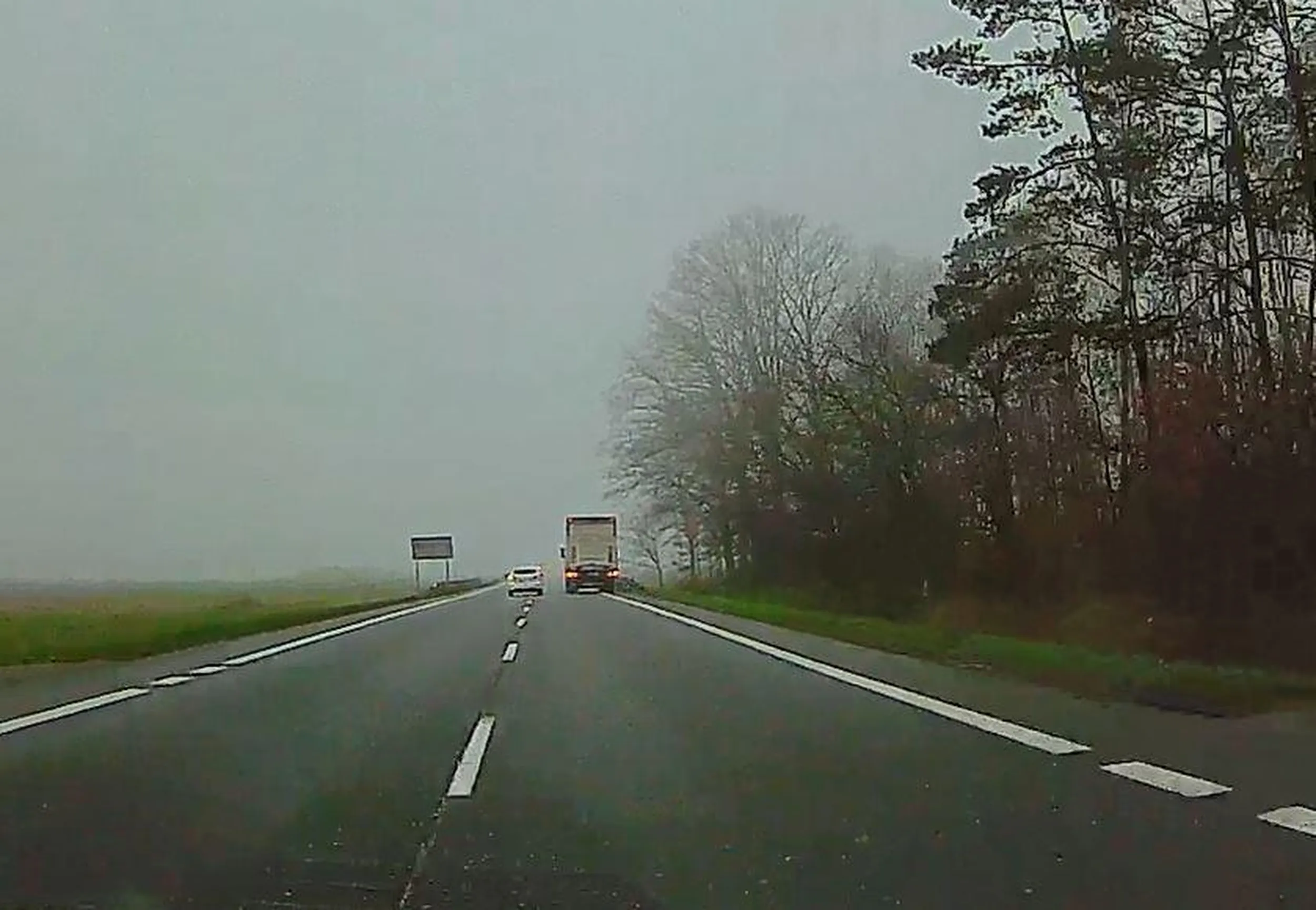 Fantastyczne procesy myślowe muszą zachodzić w głowie kierującego, który postanawia wyprzedzić pojazd, który zjeżdża na bok, aby umożliwić przejazd karetce.