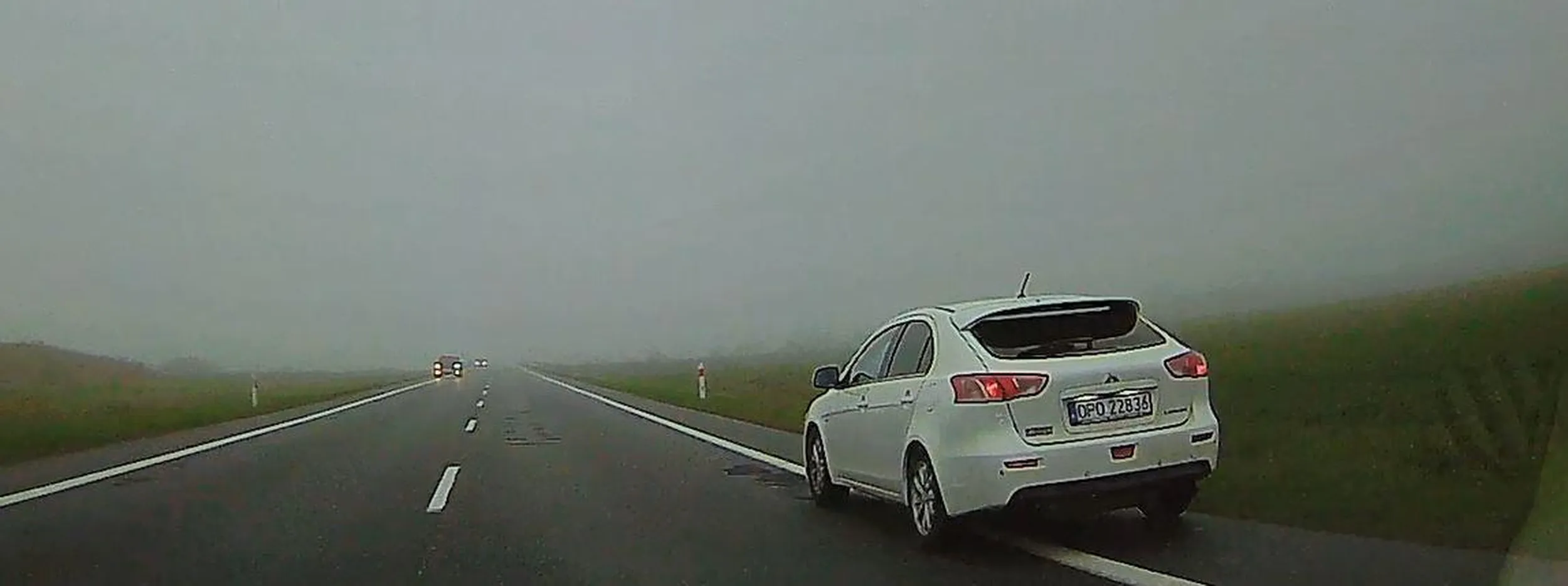 Fantastyczne procesy myślowe muszą zachodzić w głowie kierującego, który postanawia wyprzedzić pojazd, który zjeżdża na bok, aby umożliwić przejazd karetce.