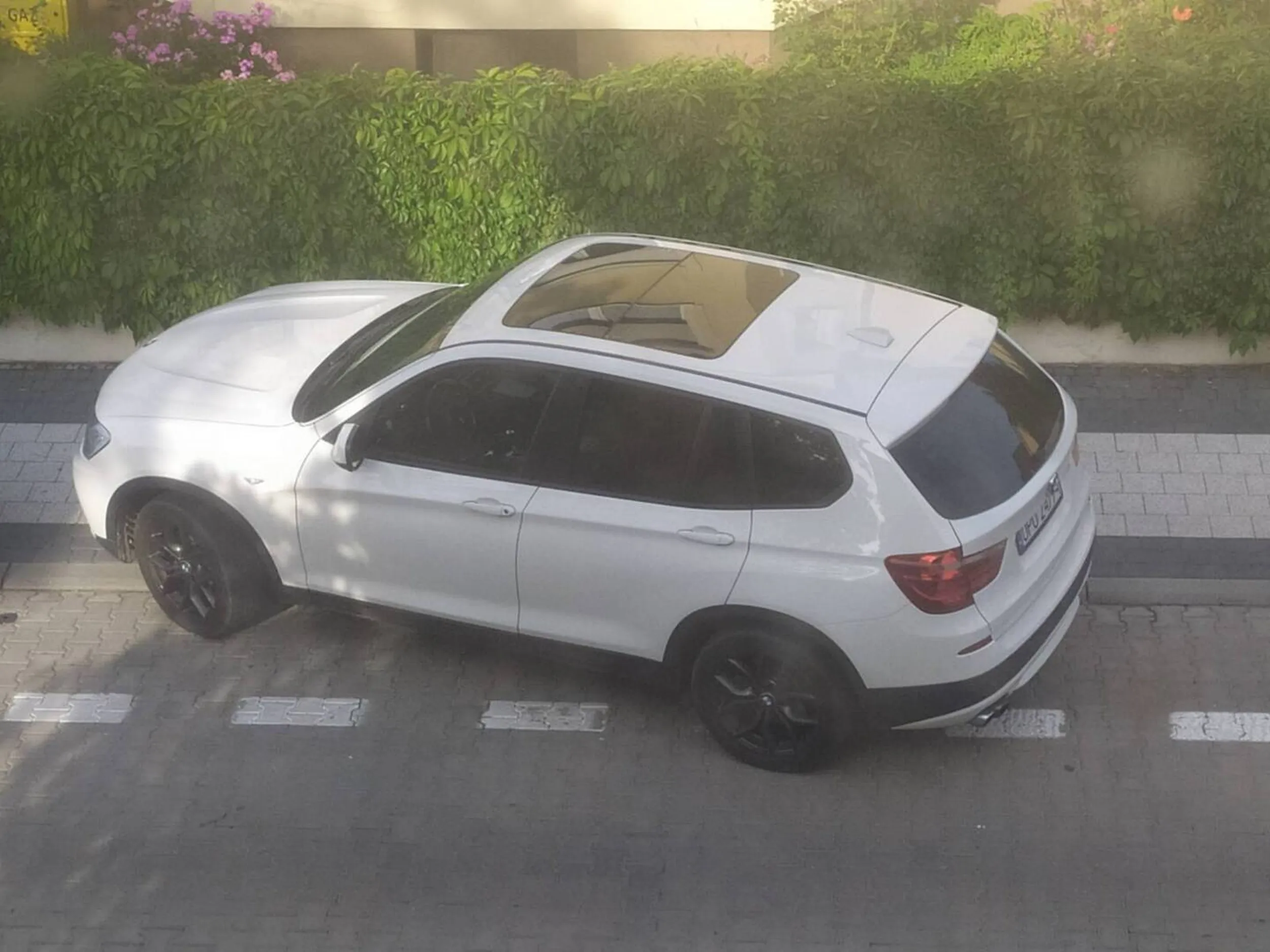 Wąska uliczka, wąski chodnik, ale posiadanie białego SUVa marki premium czyli BMW zobowiązuje. Możliwość przejścia zablokowana, bo parkujesz jak krowa!