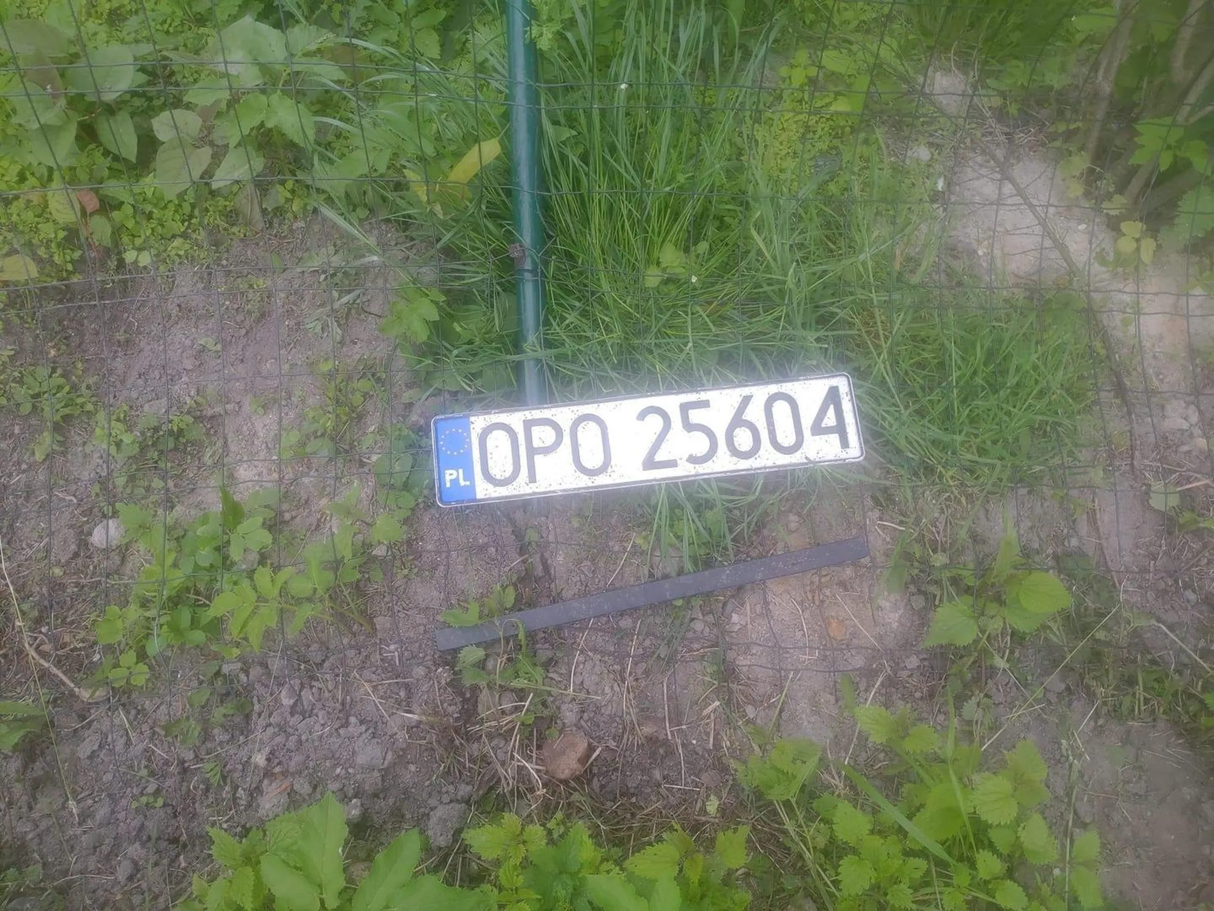 Kierowca uderzył w płot, a następnie uciekł z miejsca zdarzenia. Na jego nie szczęście zostawił po sobie pamiątkę.