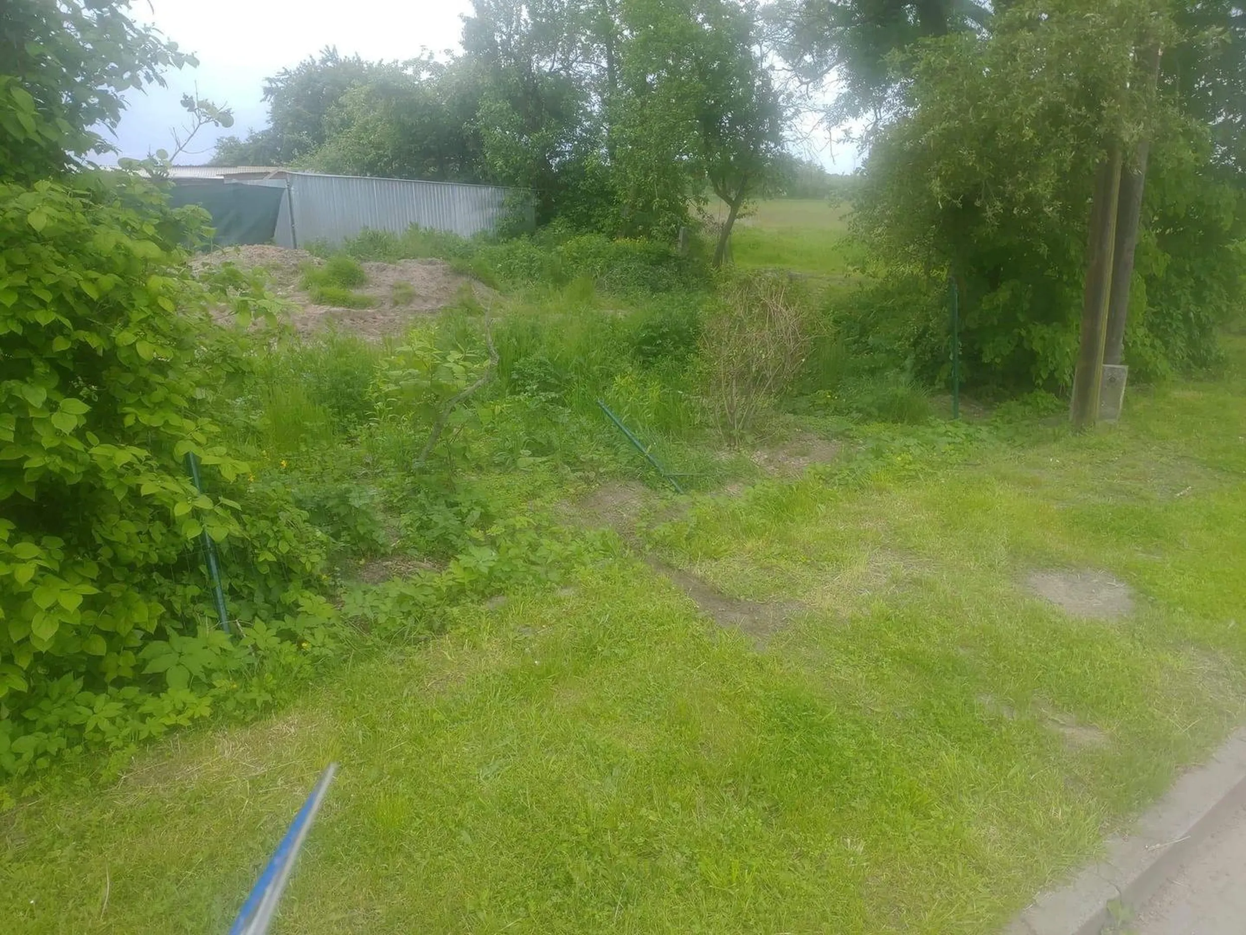 Kierowca uderzył w płot, a następnie uciekł z miejsca zdarzenia. Na jego nie szczęście zostawił po sobie pamiątkę.