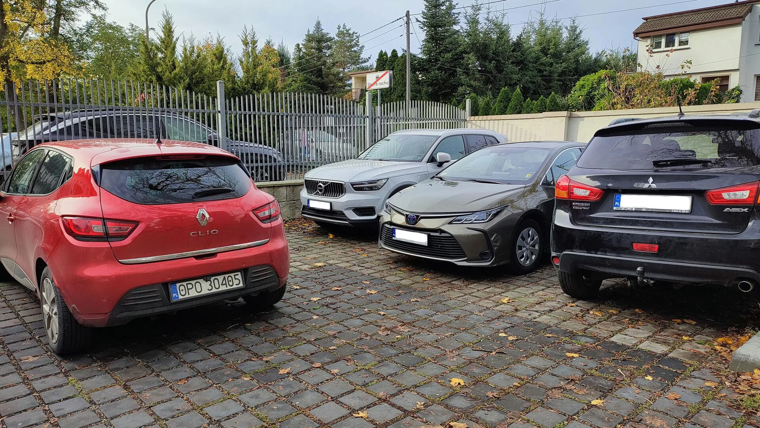 Zupełny brak rozumu pani zostawiła swój samochód na prawie godzinę zastawiając dwa samochody!