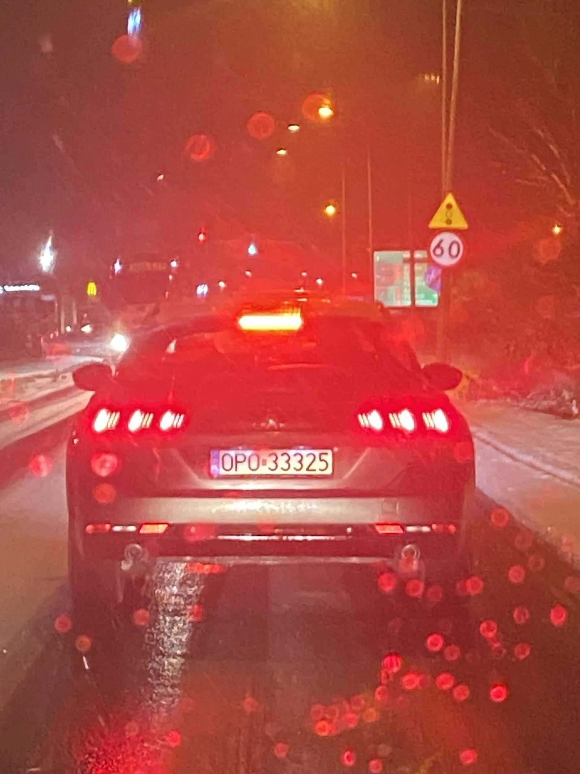 Wymusił mi pierwszeństwo przejazdu na skrzyżowaniu. Zajechał drogę i na dodatek pokazywał środkowy palec. Jechałem drogą z pierwszeństwem a ten facet (ok 35-45lat) nic sobie z tego nie zrobił i wymusił pierwszeństwo wjeżdżając mi przed maskę z drogi podporządkowanej. Po użyciu przeze mnie klaksonu zobaczyłem jedynie środkowy palec.