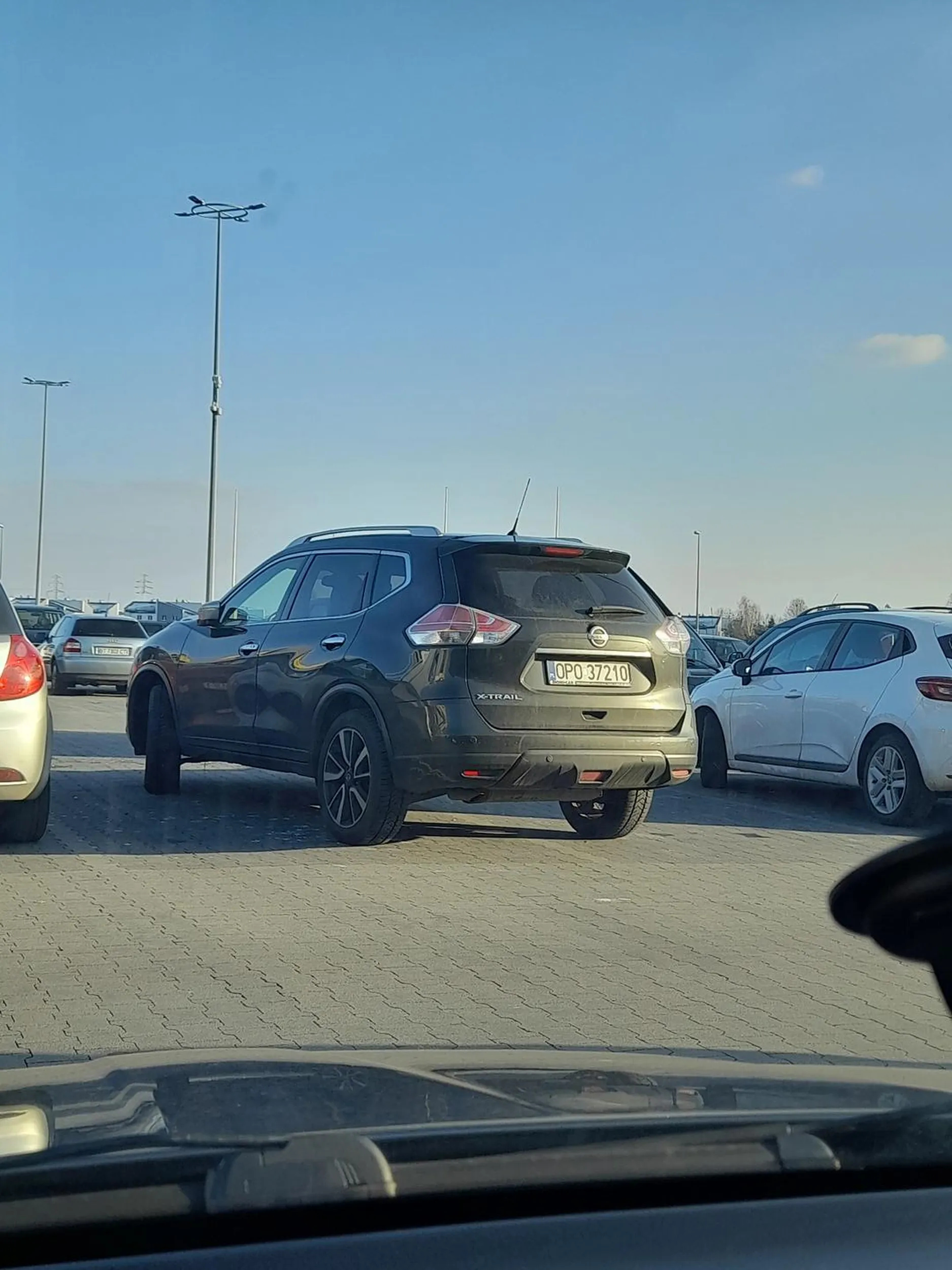 Babsko lub jakiś bezpłciowy parkuje na dwóch miejscach i do tego po skosie. Prawko za worek kartofli.