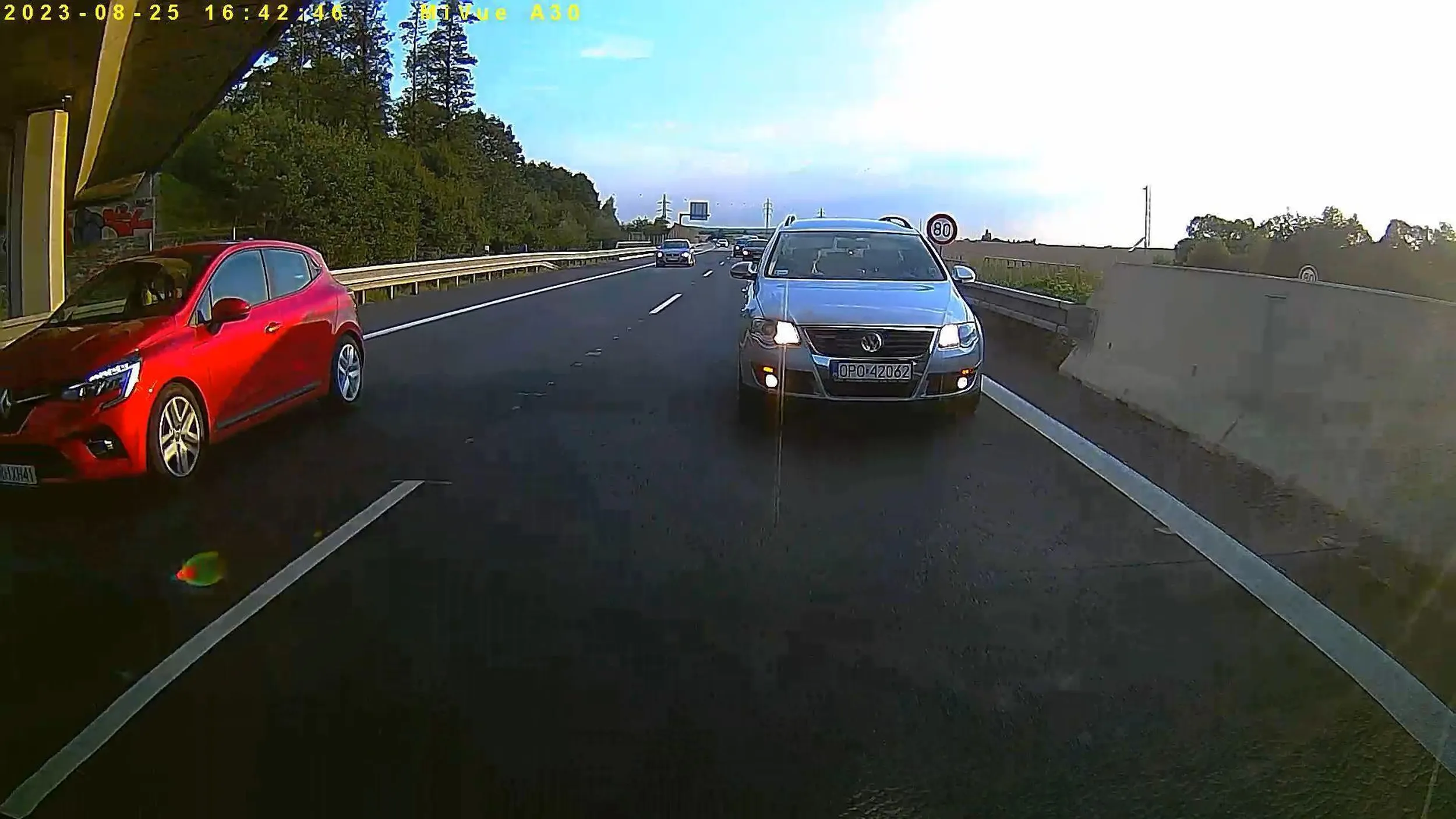 Drogi, kolego, paździerzowy królu szos, frustracie jak sądzę po przejściach. Uzmysłowię ci, choć pewnie ucierpi twoje ego. To ze przyspieszasz po zwężce szybciej nie jest powód żeby ktoś zjeżdżał Ci z drogi, zwłaszcza że wyprzeda inne auto. Podjeżdżanie pod zderzak i mruganie, jest tylko dowodem twojego małego móżdżka i pewnie też pisiorka. Niestety od tego nie urośnie i ani jedno ani drugie. Natomiast odrobina refleksji i próba wysilenia móżdżku, może pomóc w rozwoju osobistym. Niestety pisiorka ci nie powiększy, ale pozwoli ci zaakceptować obecny stan rzeczy.