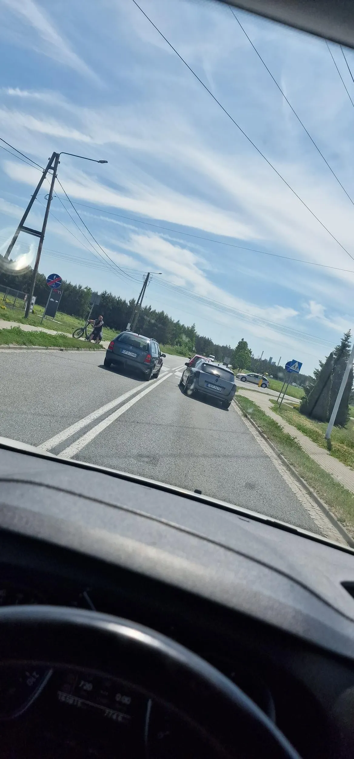 Zero wyobraźni. Zachciało mu się wyprzedzać na podwójnej, gdy inni kierowcy przepuszczali pieszych na pasach. Końcem końców musiał się zatrzymać bo by porozjeżdżał pieszych.