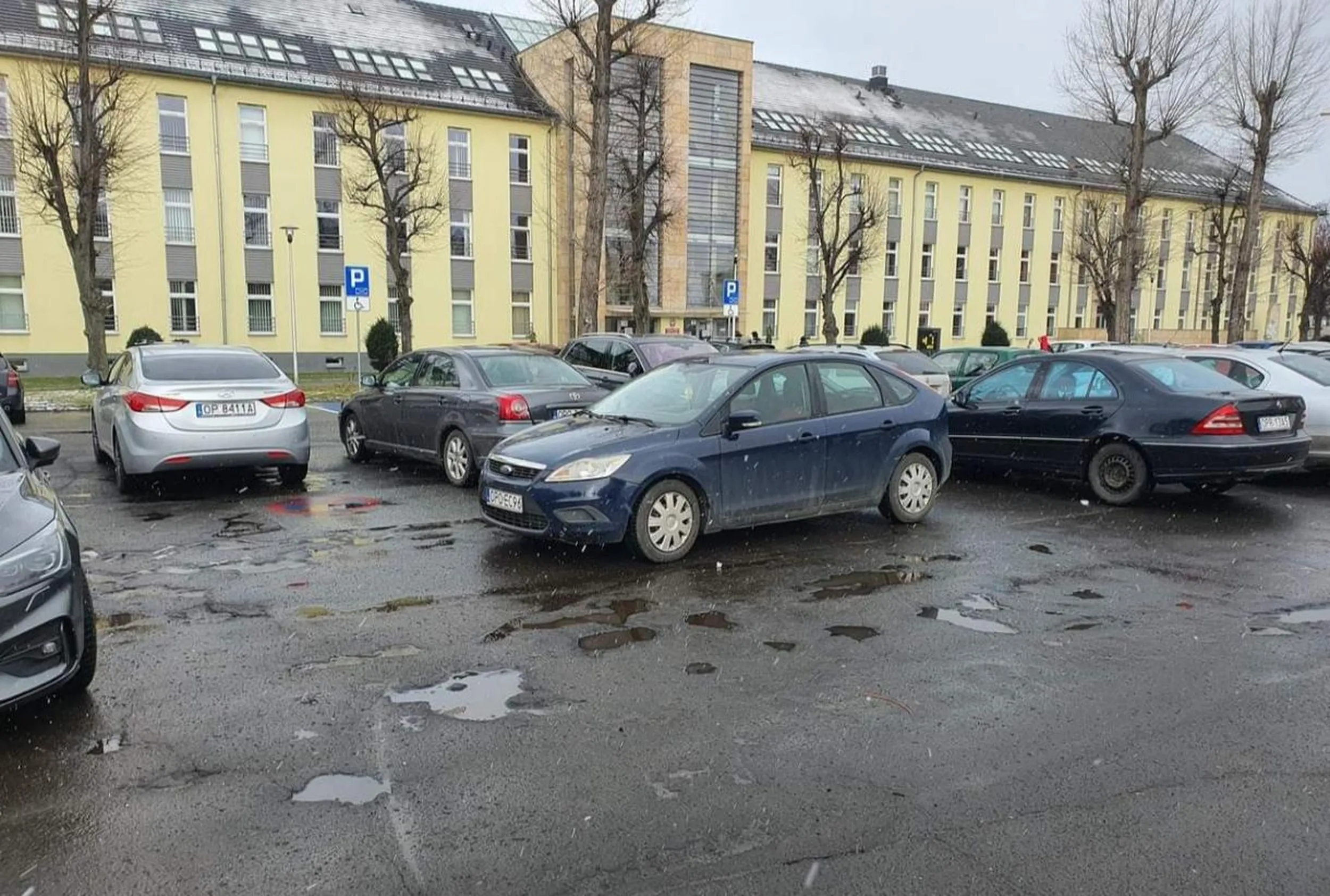 Człowiek z tego auta powinnien udać się na nowy kurs nauki parkowania, bo już któryś raz z rzędu na miejscach prostopadłych parkuje równolegle. Jak się rodził, to też stwierdził, że zmieni pozyje z prostopadłej na równoległą? ??‍♂️ Nie pozdrawiam