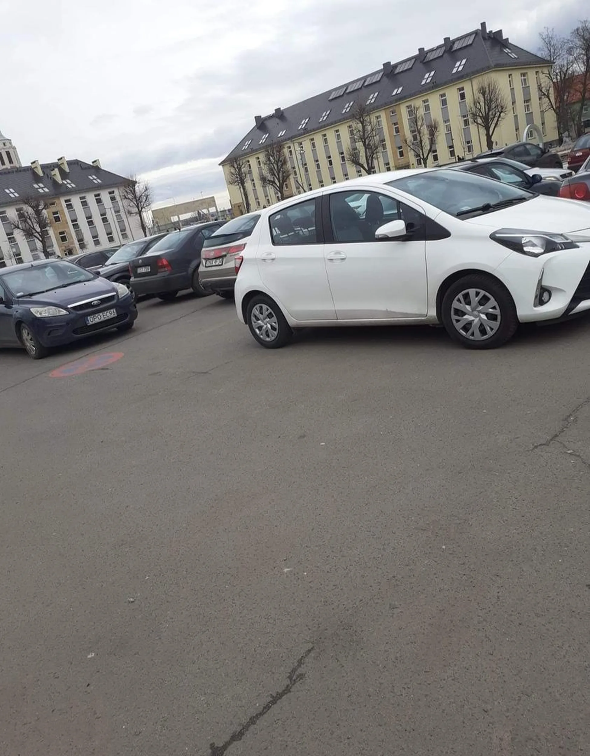 Człowiek z tego auta powinnien udać się na nowy kurs nauki parkowania, bo już któryś raz z rzędu na miejscach prostopadłych parkuje równolegle. Jak się rodził, to też stwierdził, że zmieni pozyje z prostopadłej na równoległą? ??‍♂️ Nie pozdrawiam