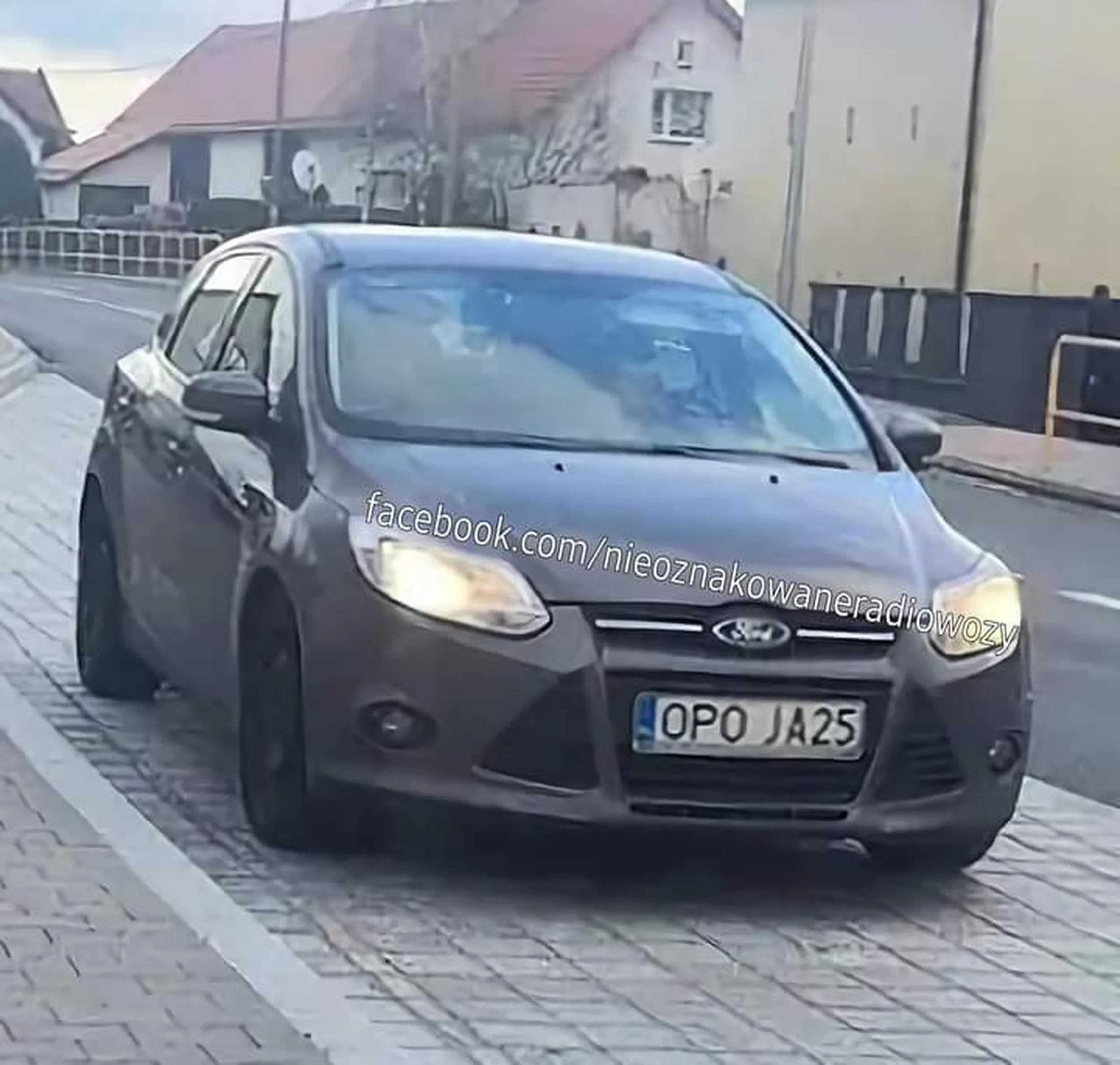 Prudnik nieoznakowany radiowóz