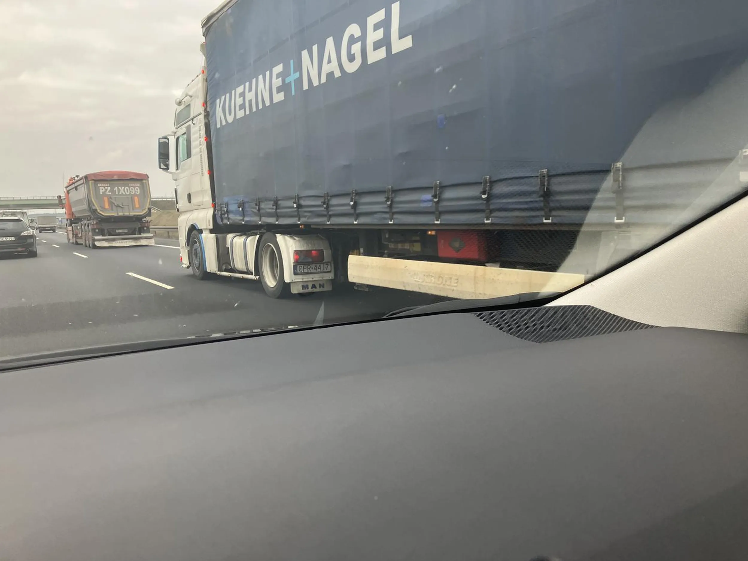 Kierowca wymusił pierwszeństwo rozpoczynając manewr wyprzedzania. Takie zachowanie kierowców tirów jest niestety nagminne, nie upewniają się co jedzie na lewym, następnie wrzucają kierunkowskaz i zmieniają pas. Czasami kierunkowskaz pojawia się już w trakcie manewru. A ty hamuj bo inaczej zginiesz na naczepie. On jest większy to sobie jedzie. Powinno być to surowo karane.