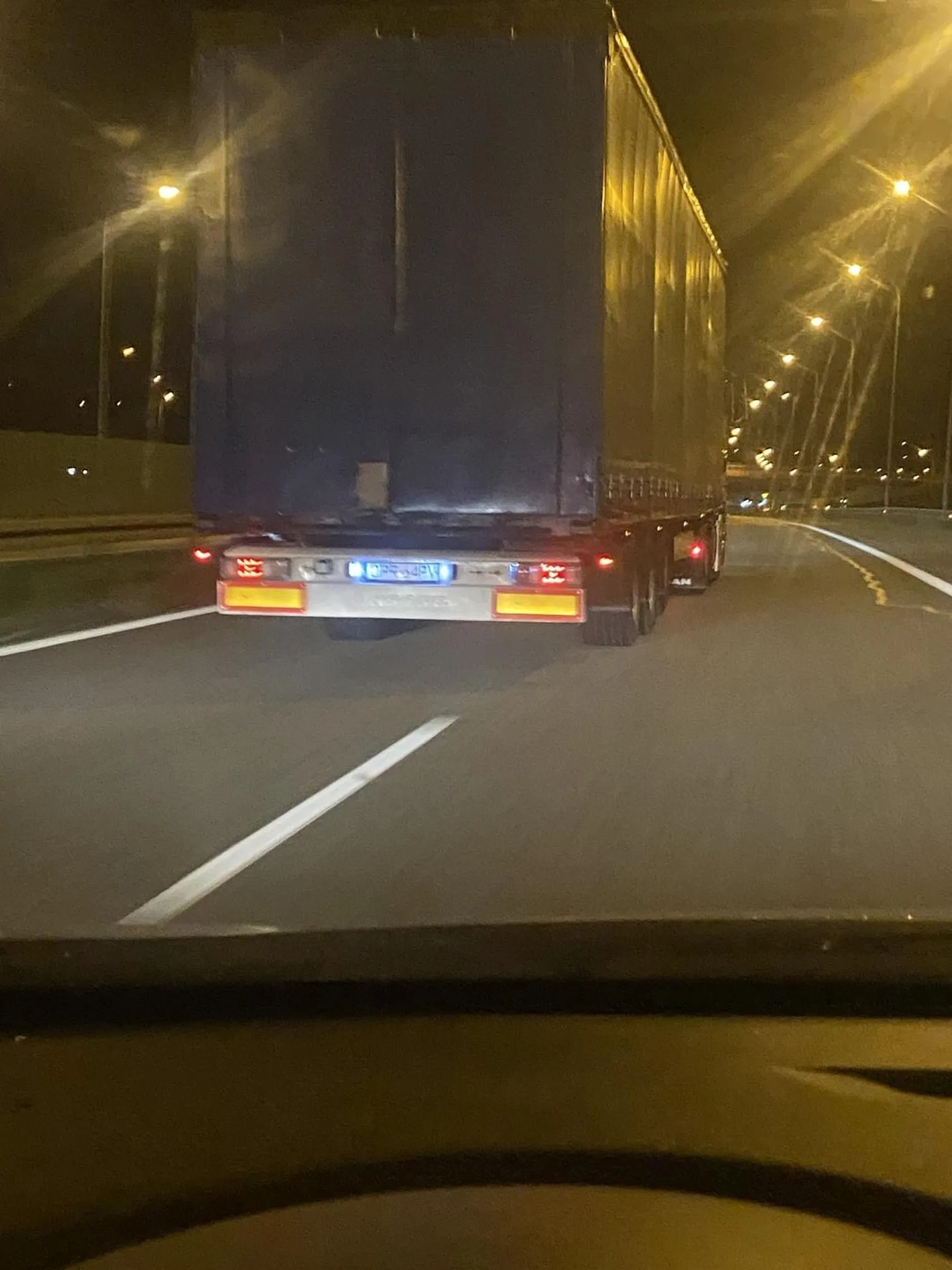 Zgłoszony na policję. Jadąc autostrada 100km/h ponieważ było ciemno a ja nie lubię jeździć w nocy świeciła mi długimi, trafiłeś i siedziałeś na zderzaku mając wolny lewy pas do wyprzedzania. I do tego jeszcze Ci pokazałam ze możesz wyprzedać ?‍♀️ mam nadzieje ze dostałeś mandat bo stwarzasz niebezpieczeństwo + miałeś ograniczenie do 80km/h.