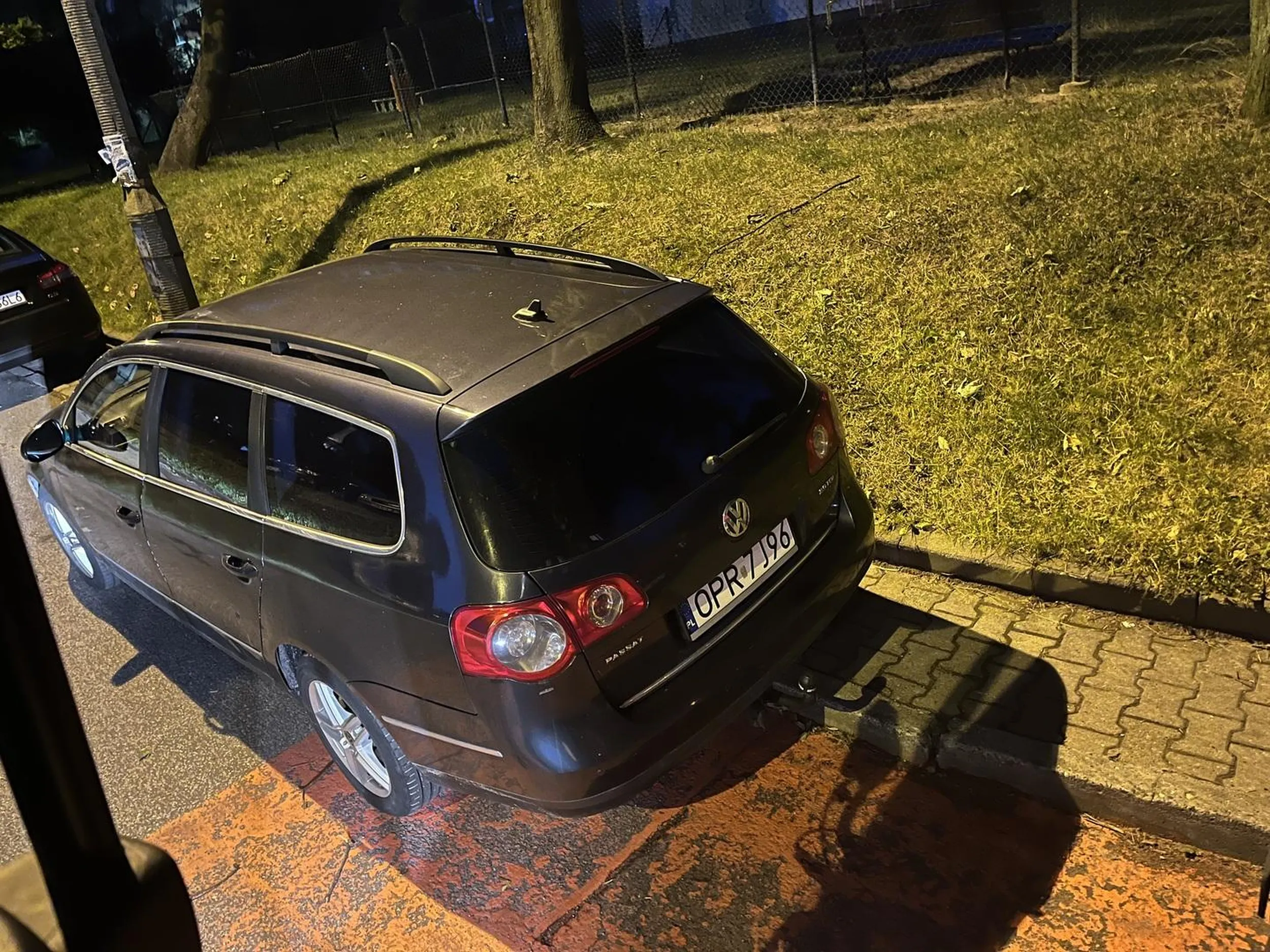 Nie ma to jak zaparkować na strefie pożarowej wydzielonej z parkowania, aby wozy Straży Pożarnej mogły przejechać :)