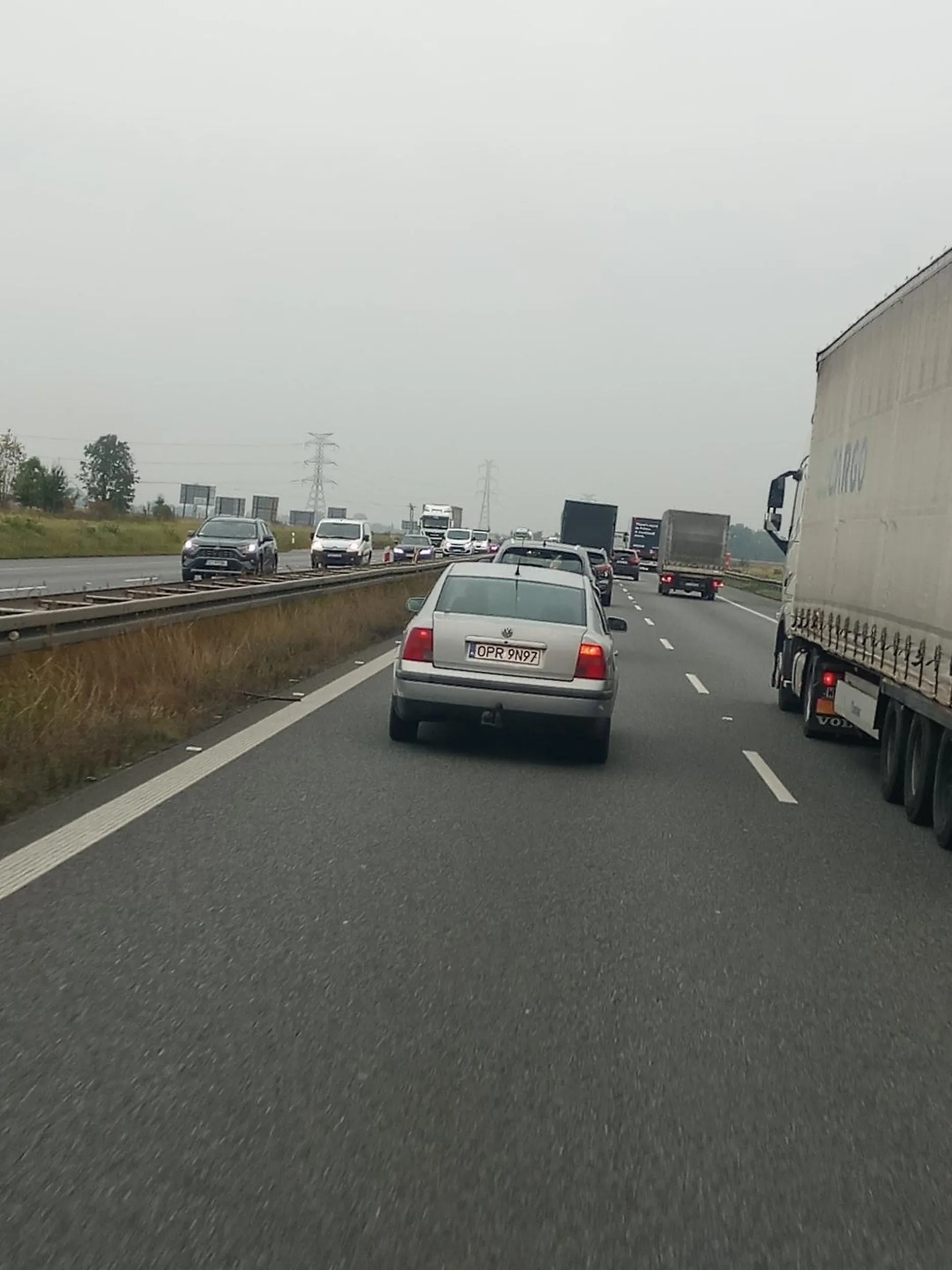 Bezmózg wyprzedza slalomem na autostradzie na grubość lakieru tworząc zagrożenie w ruchu, wpycha się na chama przed maske
