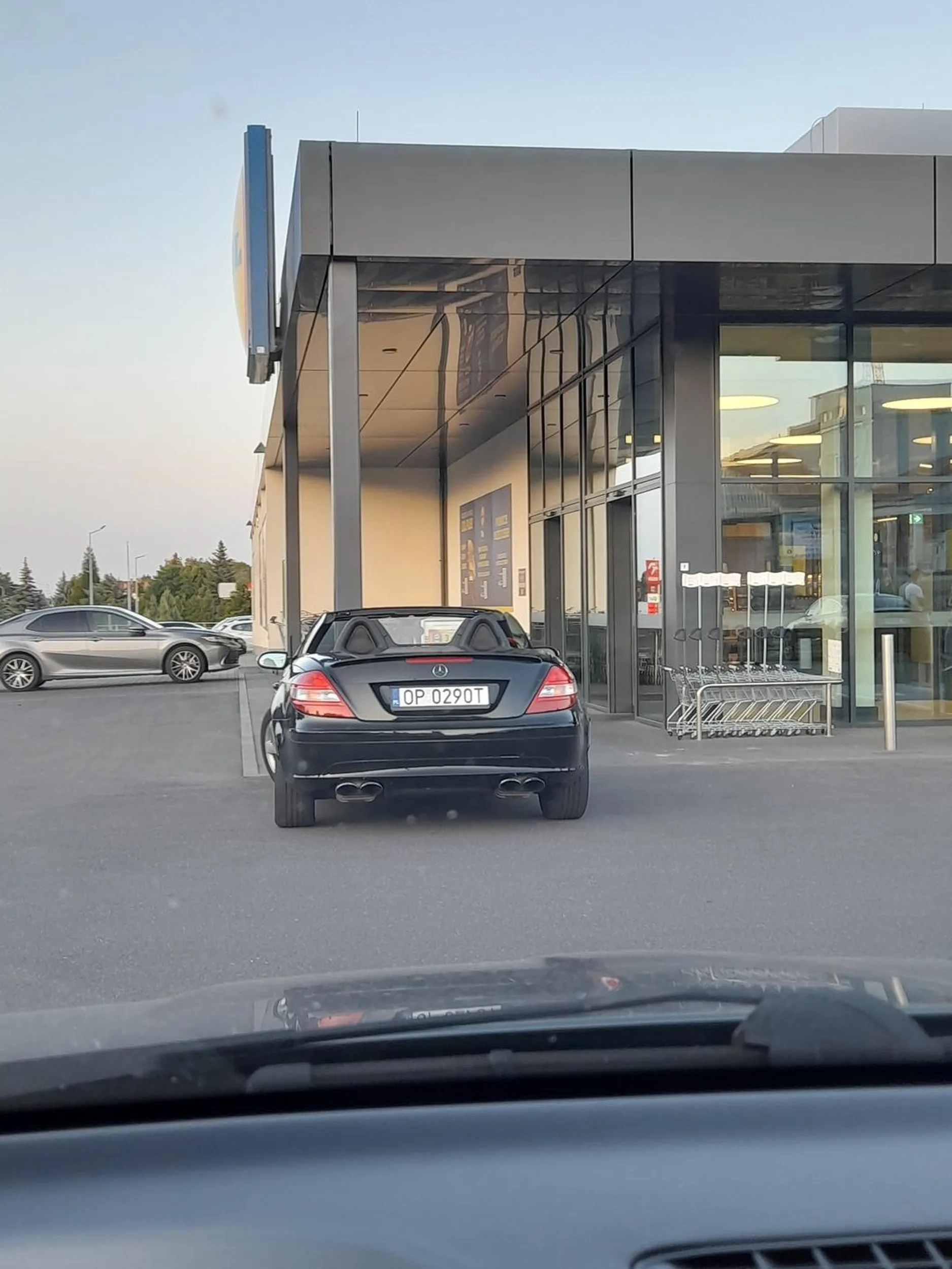 Kierowca innej orientacji stanoł na wejściu do lidla. A parking pusty jak łeb kierowcy.