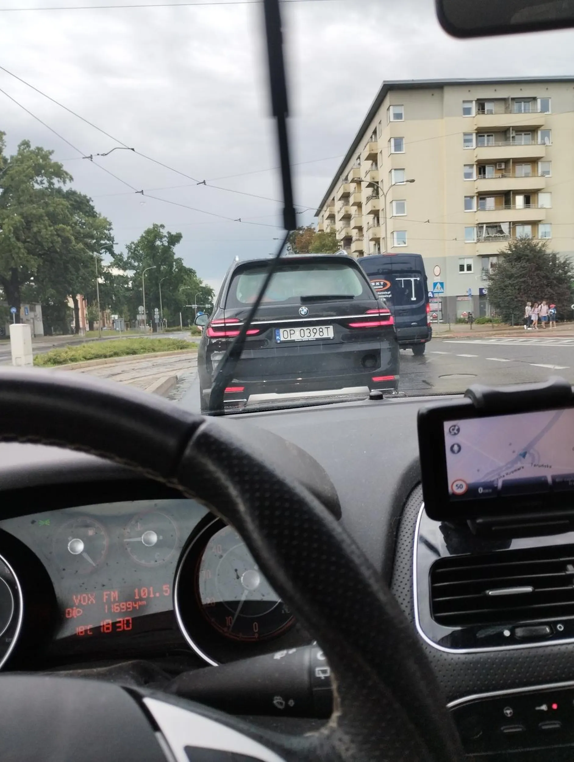 Jeżeli skręt w lewo można wykonać z dwóch pasów, to wtedy kierowca jadący lewym pasem kończy manewr na lewym pasie, a osoba jadąca obok na prawym pasie, kończy manewr na prawym. Pozdrawiam