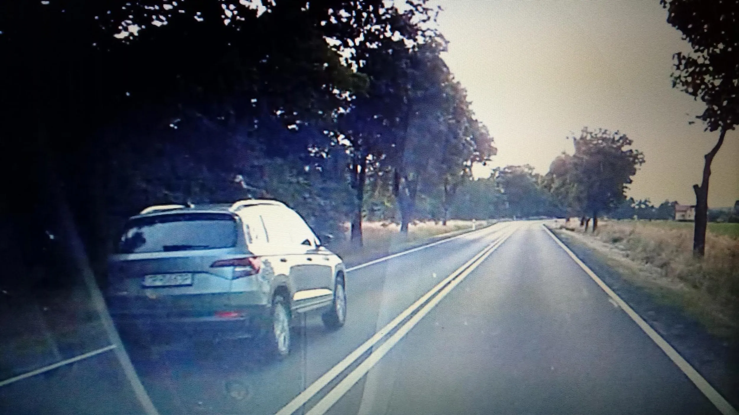 Brawurowe wyprzedzanie na podwójnej linii ciągłej DK nr 94 tuż przed miejscowością Skorogoszcz 19.06.2023 g. 19.22. Pełny materiał (film) przesłany do WRD KWP Opole.