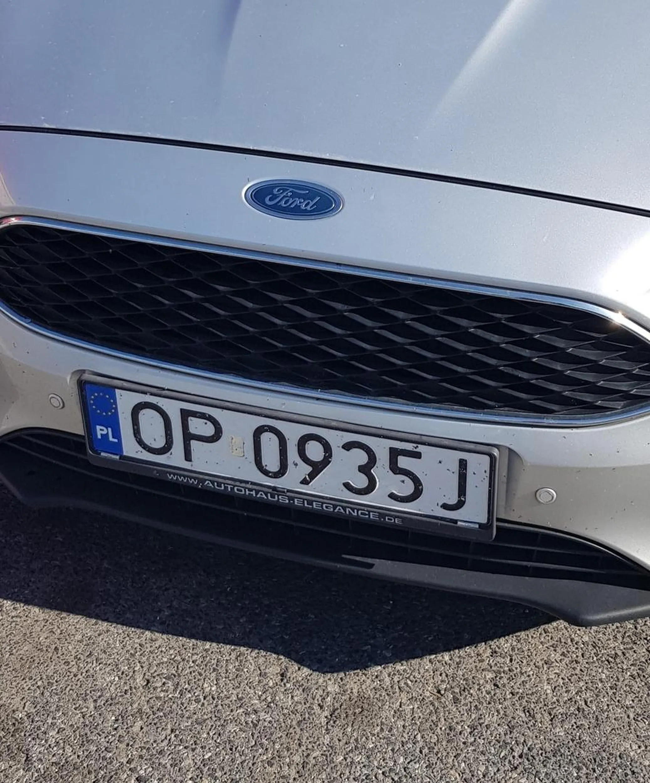 Odbija drzwiami samochody stojace obok na parkingu!!!