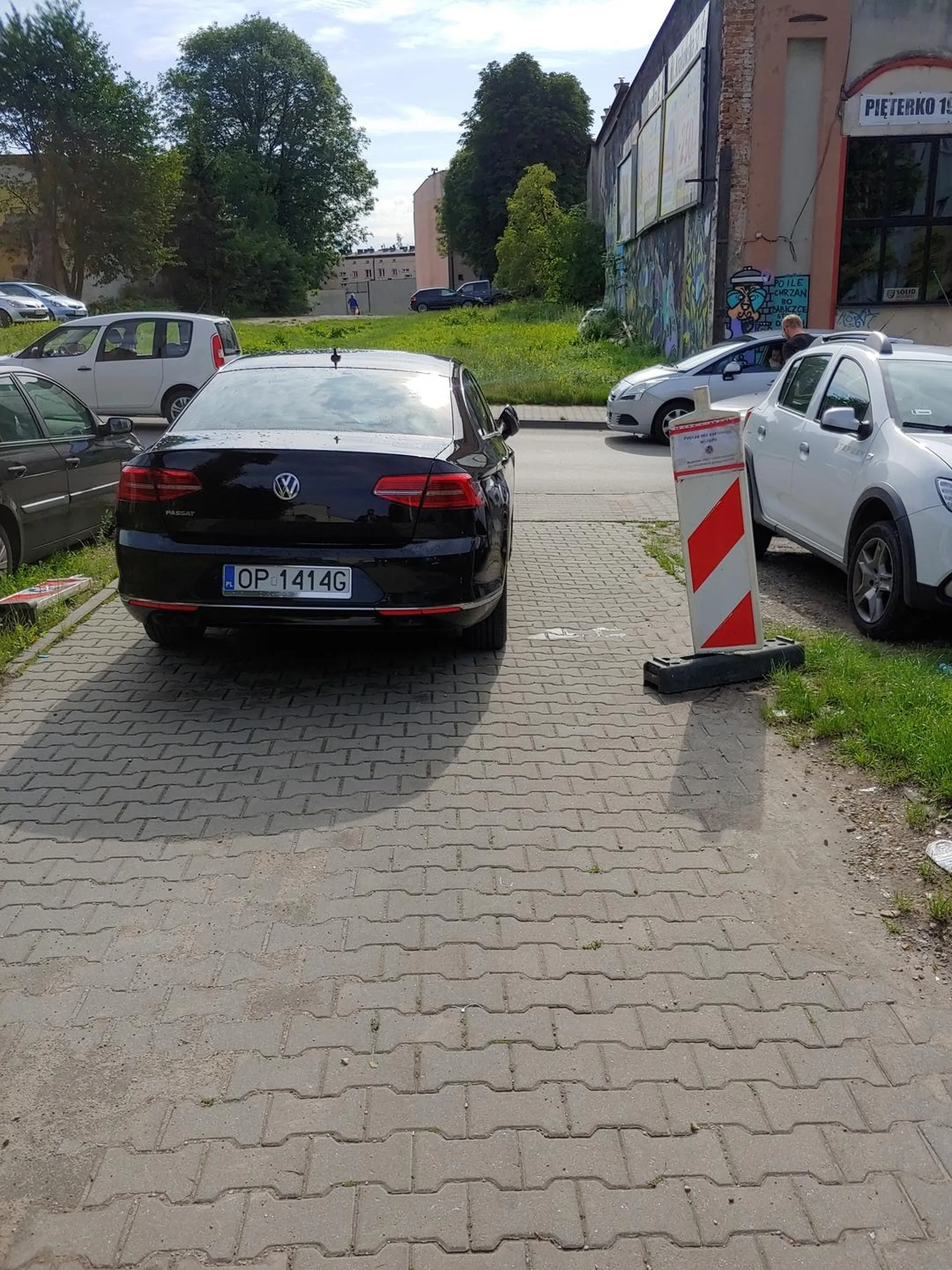 Ten kierowca jest egoistycznym gnojem. Wjazd zastawia widząc że za wjazdem jest mnóstwo samochodów które mają utrudniony wyjazd przez gnoja. Jest znak żeby nie zastawiać, ten osobnik ma wszystko w dupie. Przyda się naklejka Stop Ham. Można zobaczyć jak parkuję przy Sądowej w Chrzanowie.