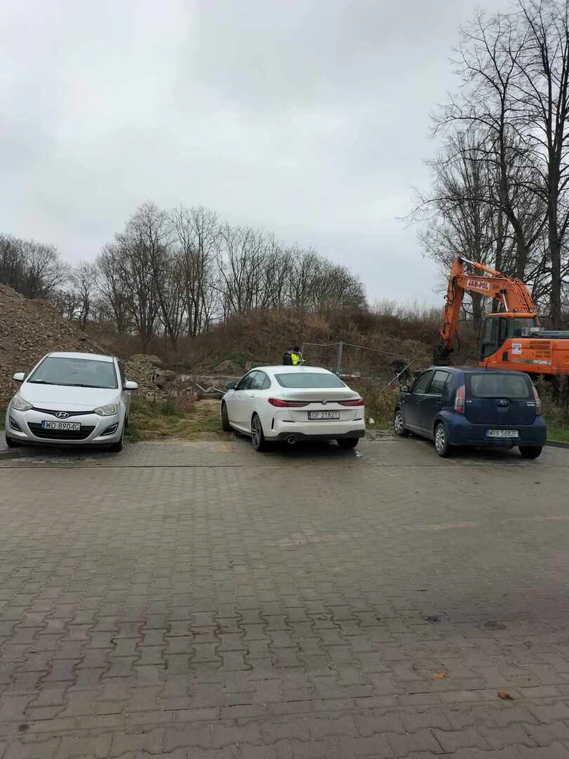 Po co parkować jak człowiek skoro można zająć 3 miejsca, kolejny bezmózg z BMW