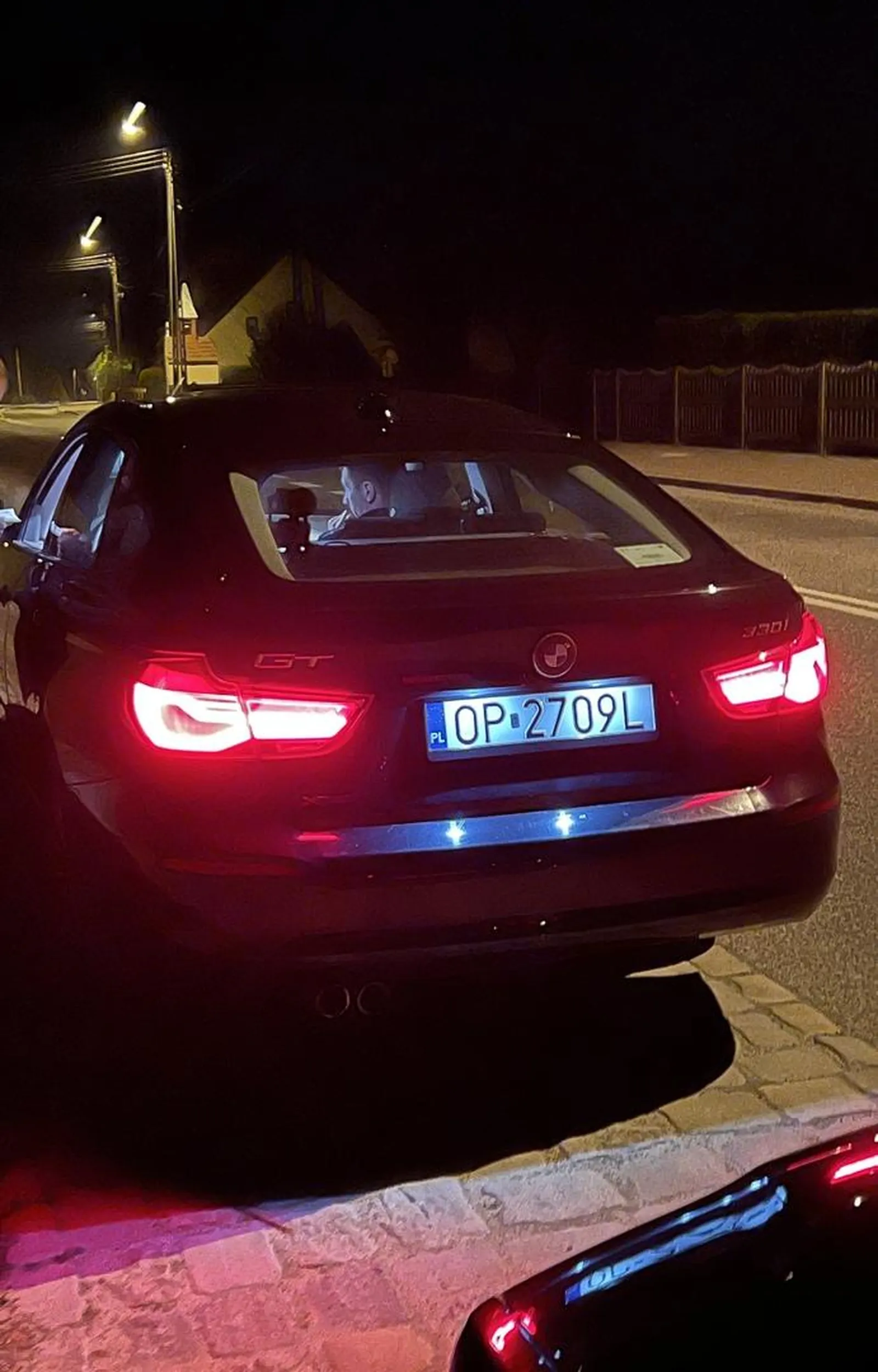 22.04.2023 godz. 22:55 szanowny Pan policjant kierując tym pojazdem wyprzedził mnie na zakazie wyprzedzania oraz na lini podwójnej ciągłej bez włączonych oczywiście(!) sygnałów świetlnych i dźwiękowych! Mam nadzieję, że trafi to gdzie trzeba i kierowca zostanie ukarany mandatem.