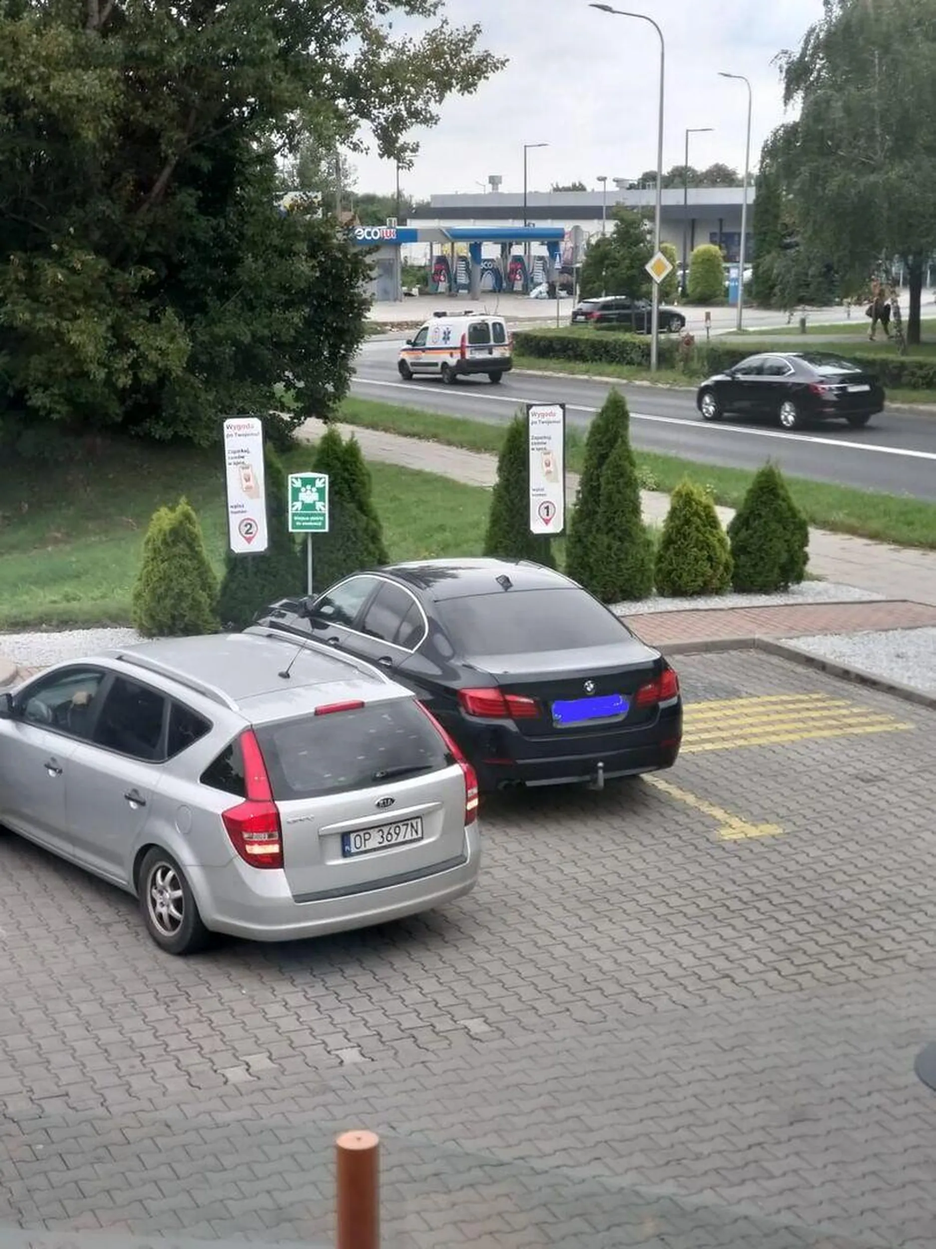 Pasazer z impetem oraz kompletnym brakiem uwagi, uderzył drzwiami, uszkadzając drzwi auta  zaparkowanego obok.