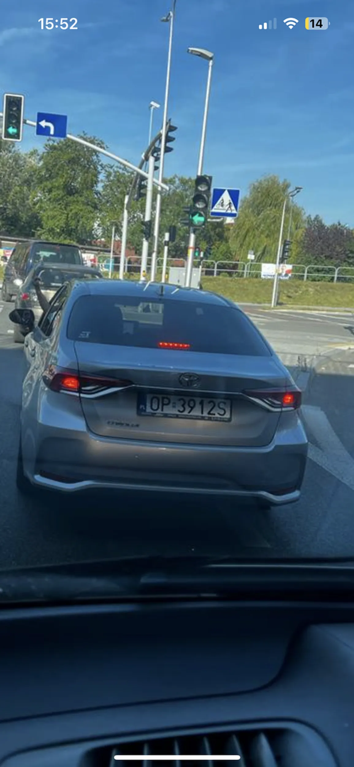 Agresywny kierowca, pokazuje wulgarne gesty miedzy innymi gest "fuck" nie pozdrawiam