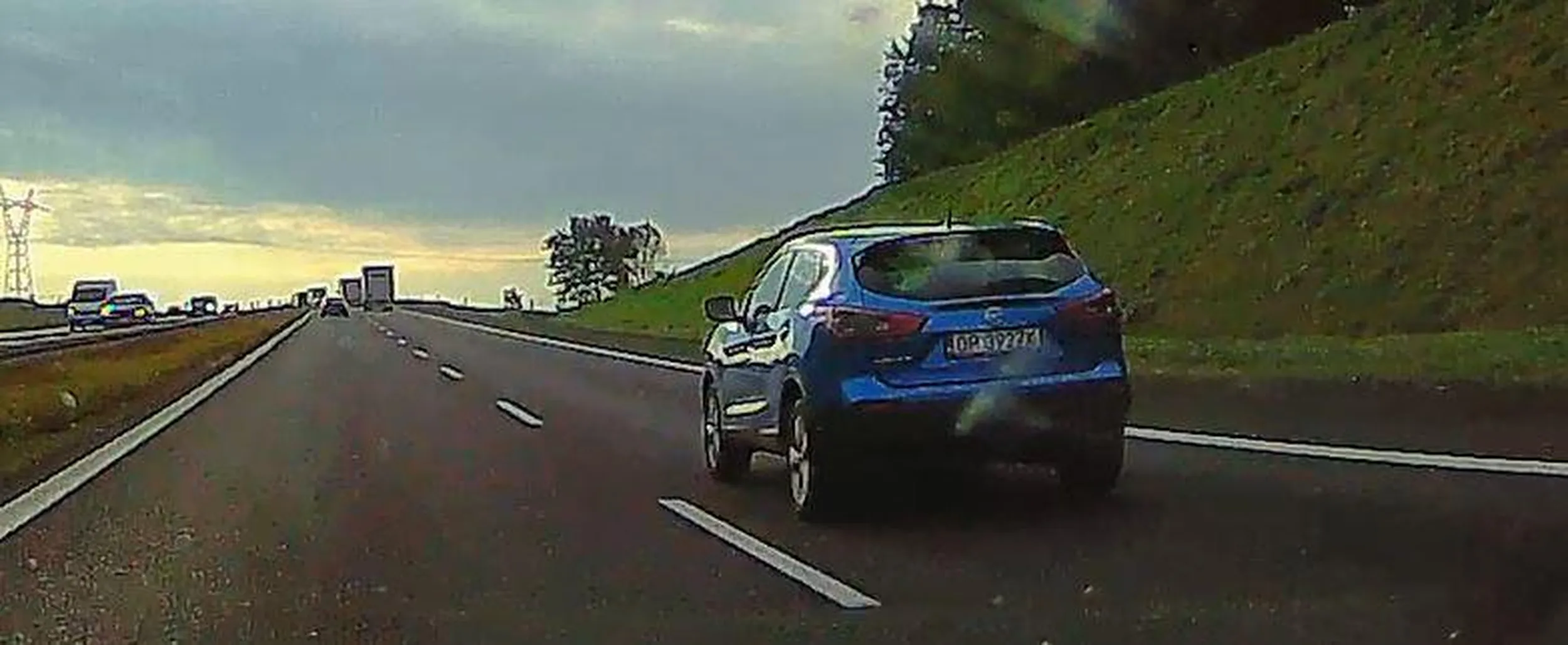 Pani świetnie radzi sobie na drodze. Oprócz trzymania telefonu w ręce podczas prowadzenia po A4, lawiruje między pasami bez kierunkowskazów i wjeżdża przy tym prawie pod koła.