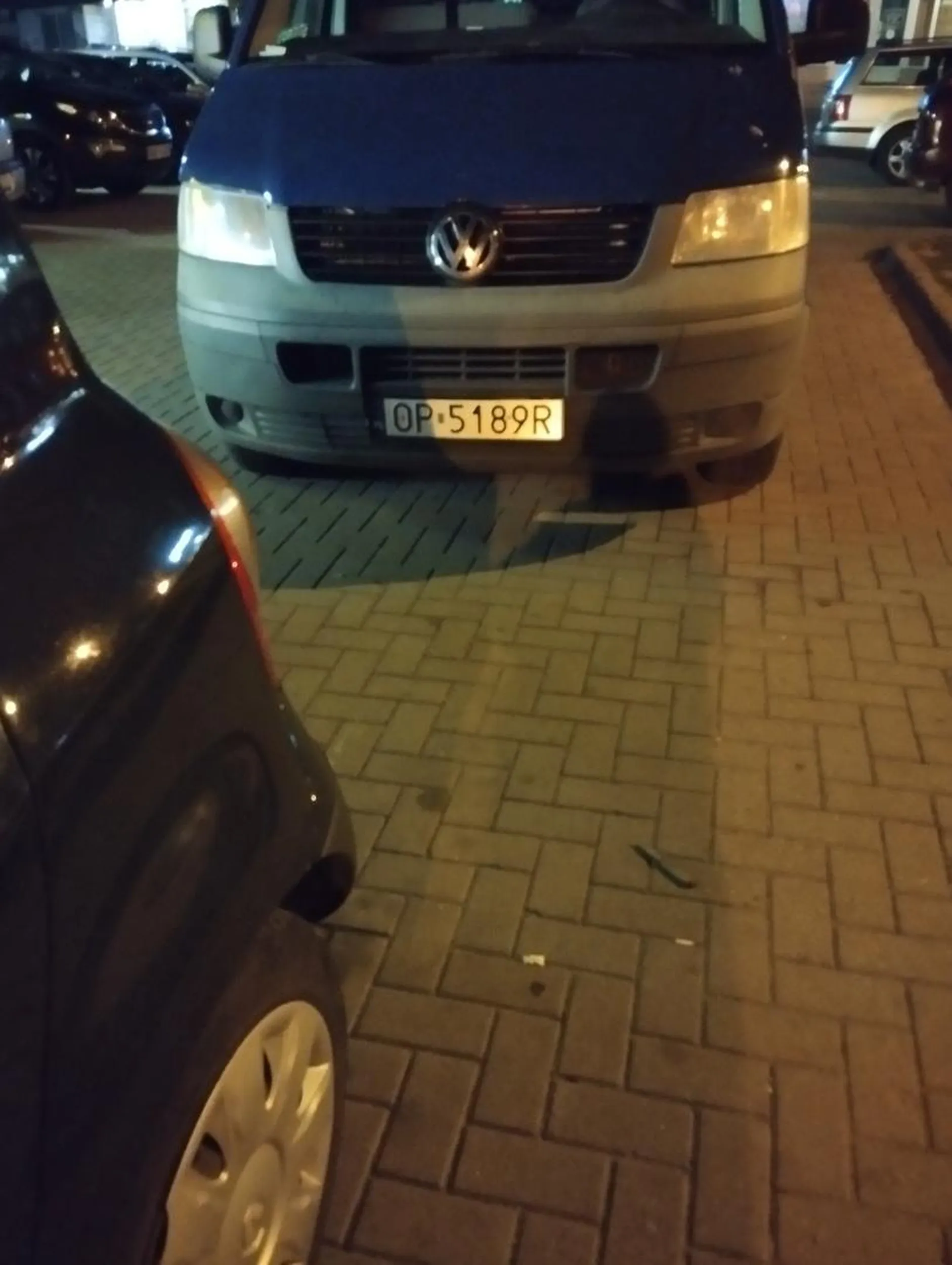 Pan staje na środku parkingu w Siedlcach na rynkowej zastawiając przy tym 5 aut, na prośby o odjechanie nie reaguje i na luzie idzie na zakupki... Dopiero po wywołaniu z kas bez słowa wytłumaczenia nie wspominając o przeprosinach łaskawie przestawi auto i tak blokując przejazd. Wstyd