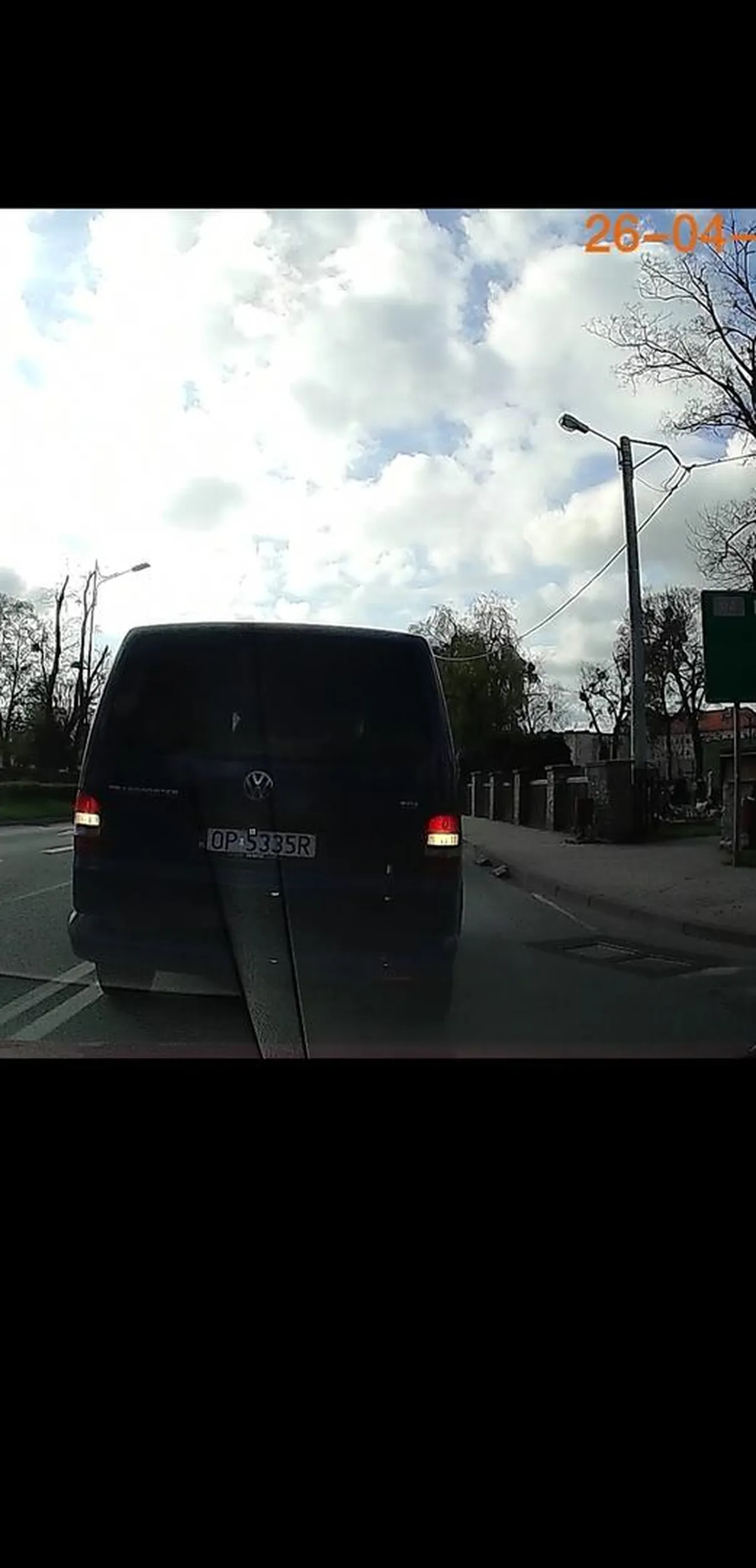 Burak, który nie zna przepisów drogowych, zajeżdża drogę, blokuję skrzyżowanie, hamuje przed maską..