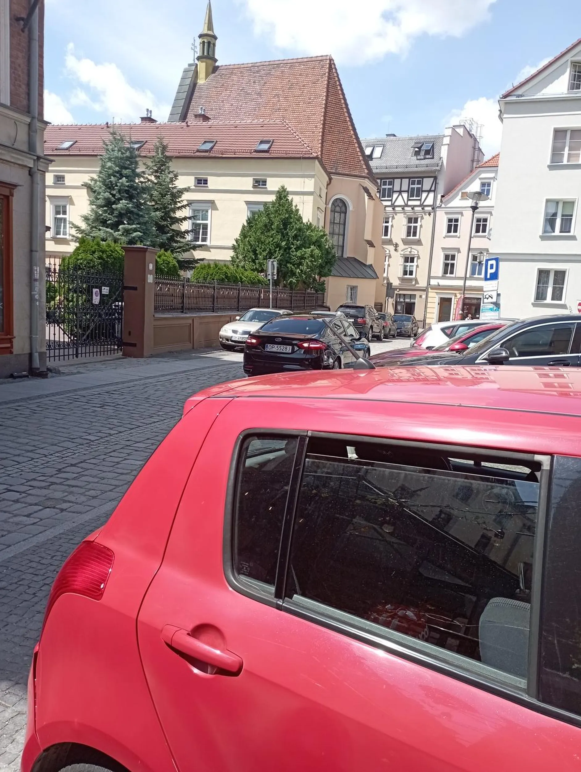 delikwent blokuje droge od pol godziny jezdzi o metr do przodu i metr do tylu, kawal zjeba