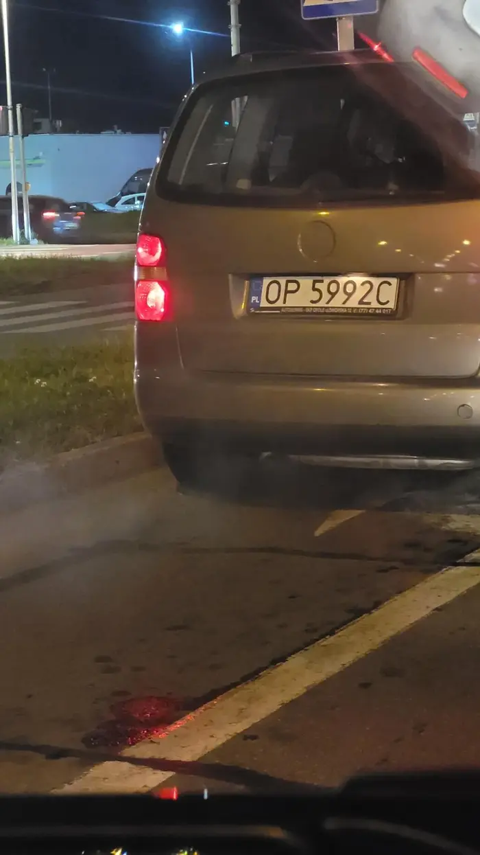 Proszę naprawić samochód, stojąc na skrzyżowaniu emituje czarny dieslowski dym, podczas startu ze skrzyżowania chmura jest tak dusząca, że odechciewa się żyć. Na złom tego Tourana, albo do serwisu!