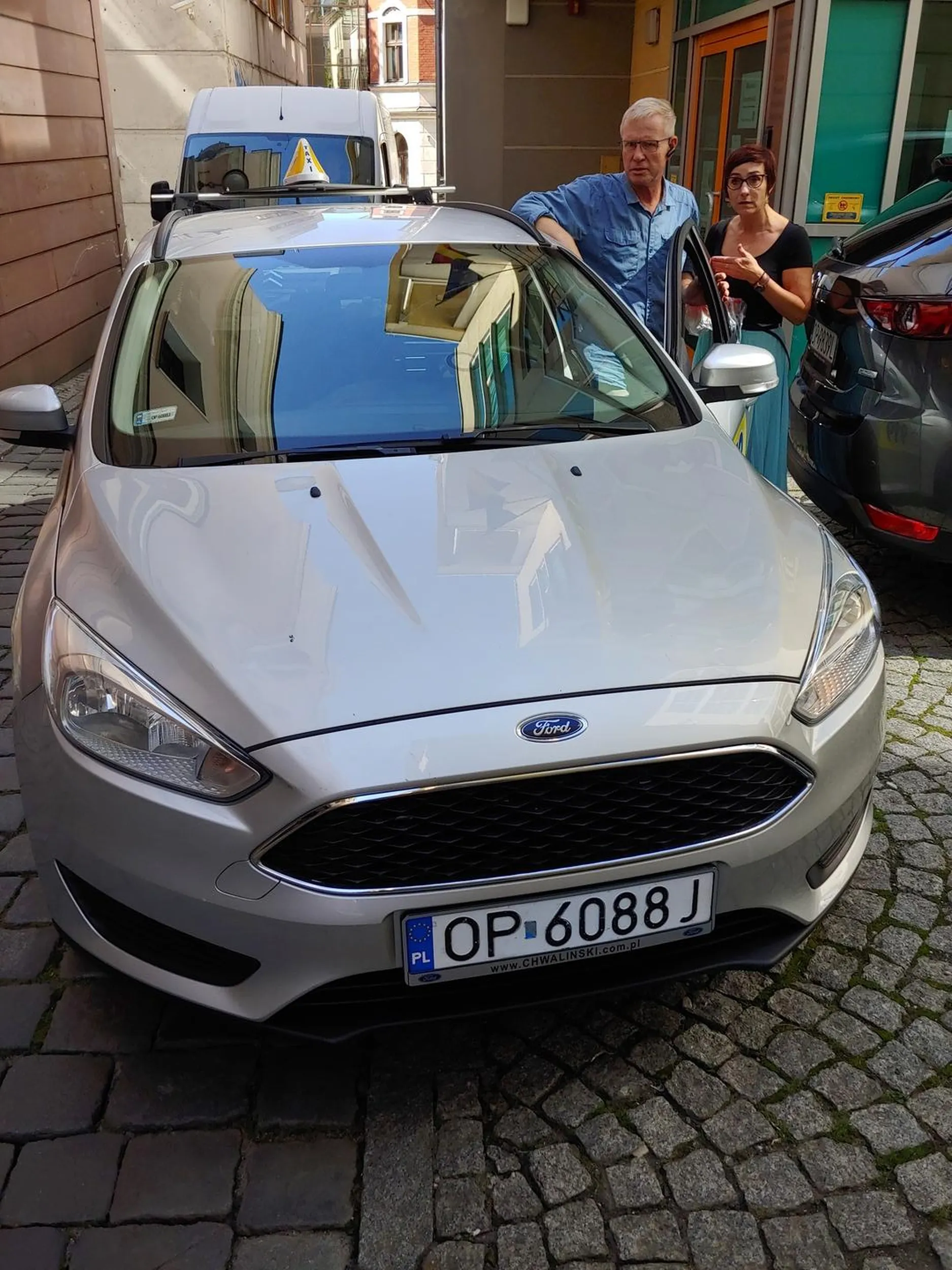 Uderzył mnie lusterkiem w rękę na ul Krupniczej i wychodząc z auta zero refleksji i przepraszam. Jakby tam szło dziecko to dostałoby centralnie w głowę. Taryfiarz bez kultury.