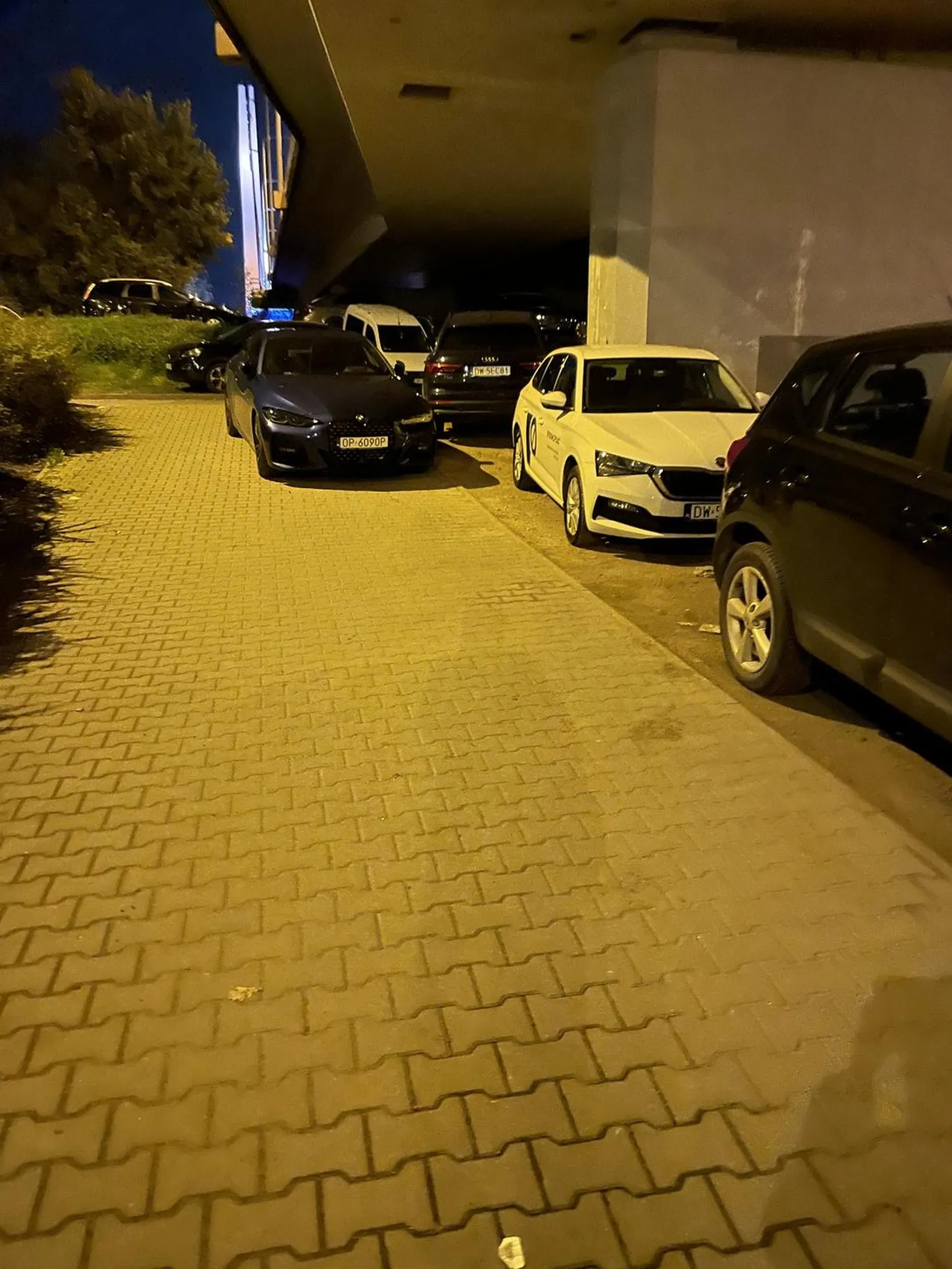 Kierowca widocznie tak bardzo się spieszył na koncert i nie obchodziło go to ze swoim parkowaniem zablokuje kilka samochodów. Kolejny przykład na to ze marka zobowiazuje .