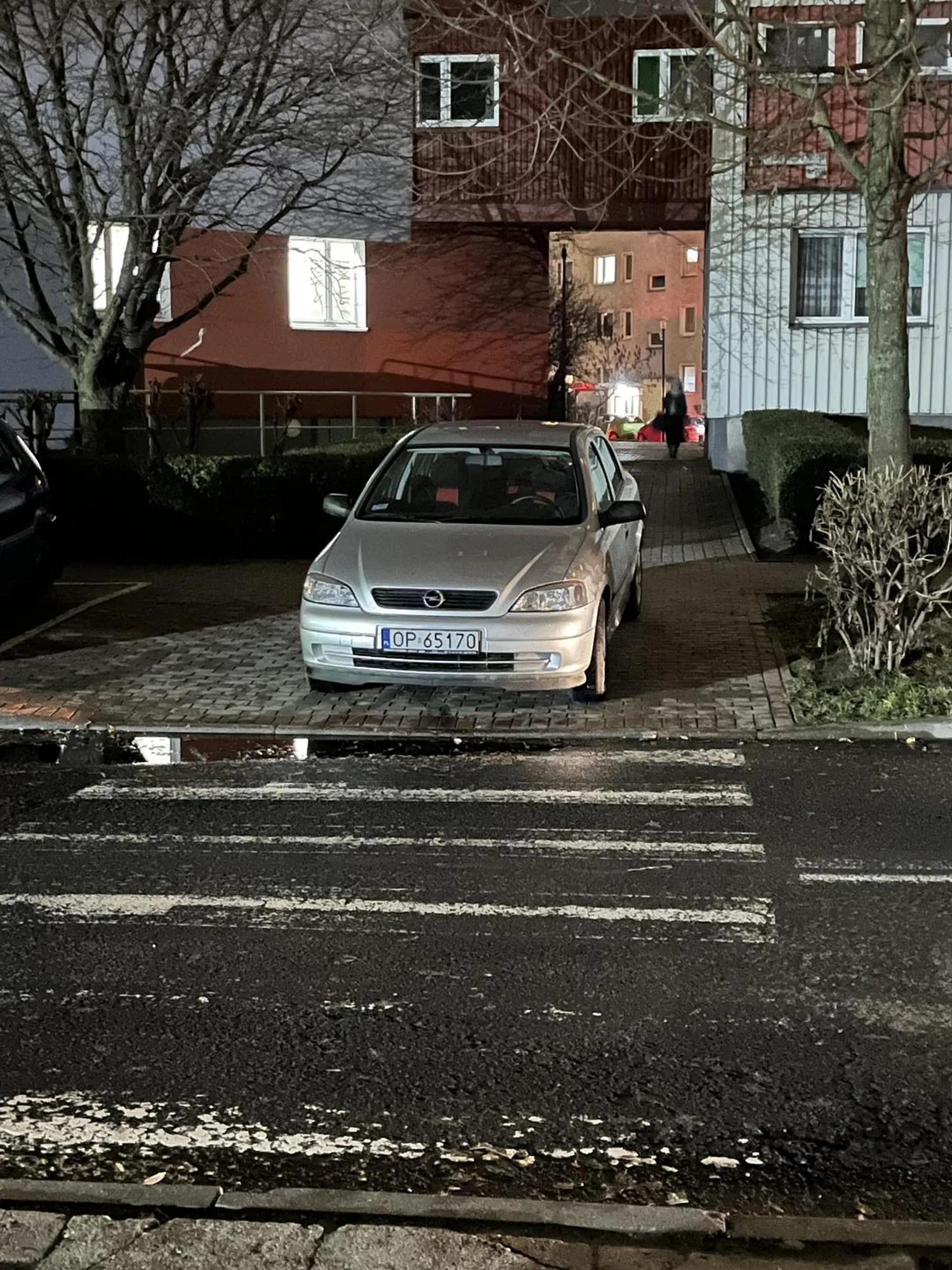 Auto cierpliwie czeka, zeby przejsc przez pasy