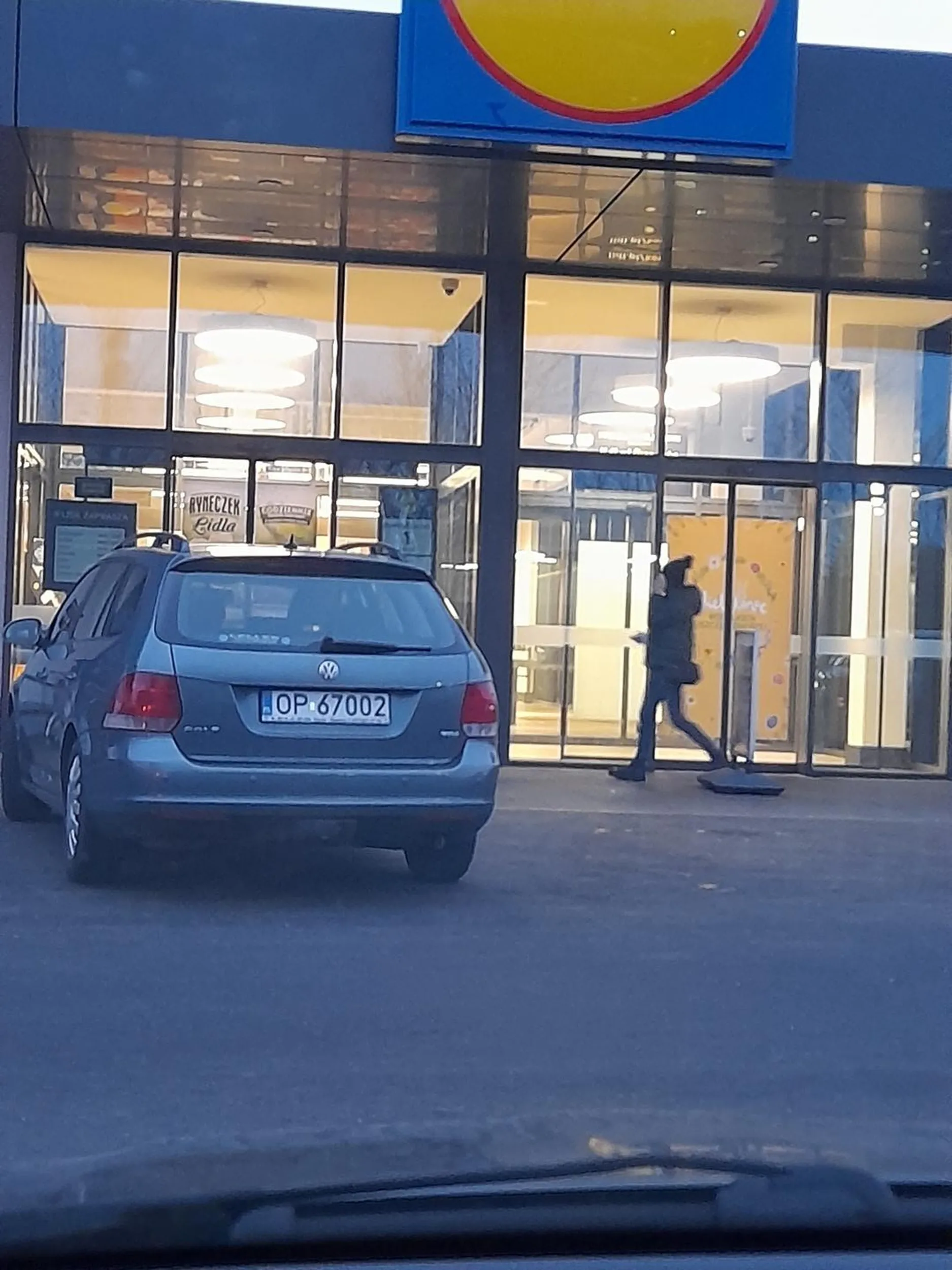 Cymbał parkuje przed drzwiami do lidla utrudniając przejście.